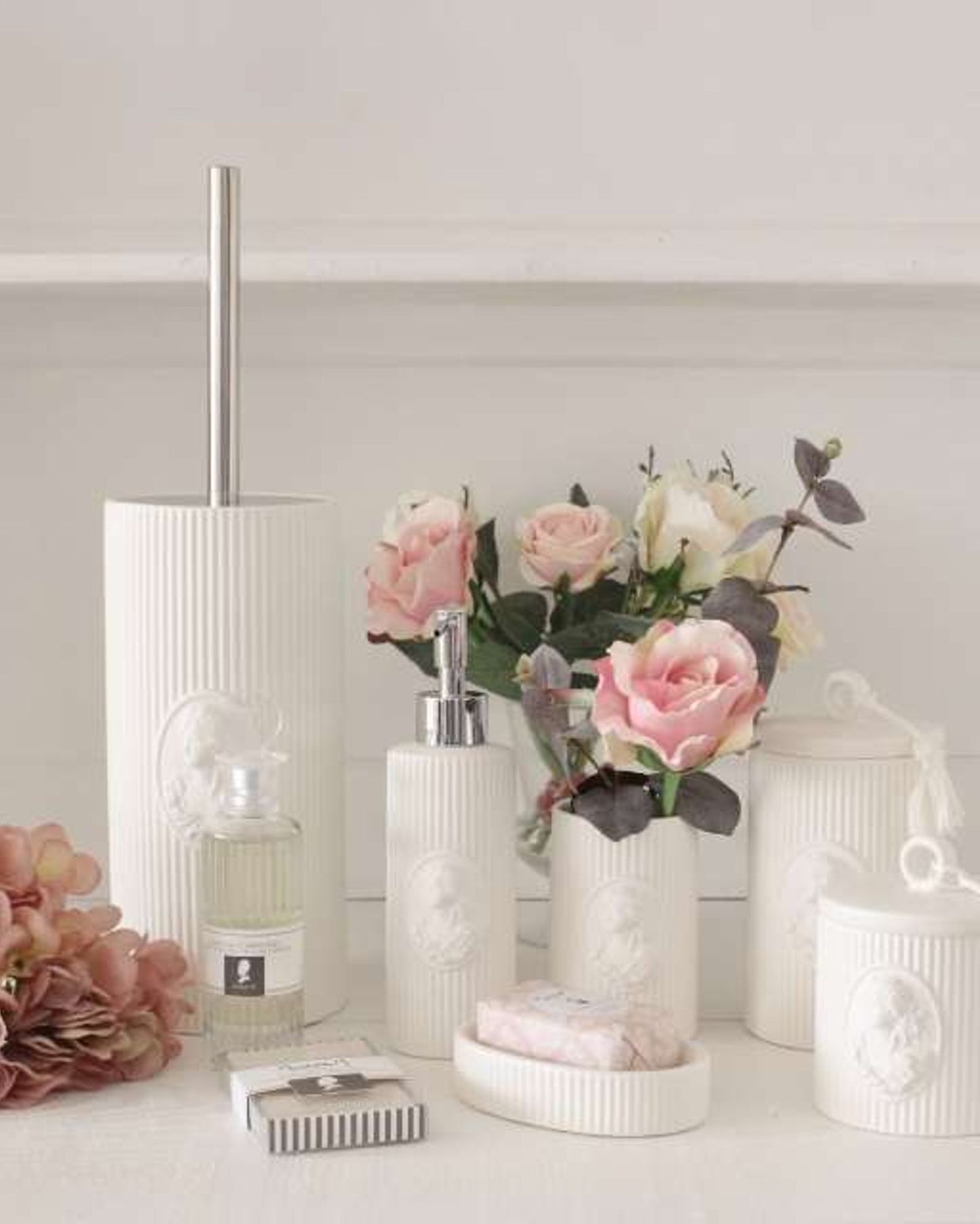 إكسسوارات حمام سيراميكية من ماتيلد "ماركيز" باللون الأبيض