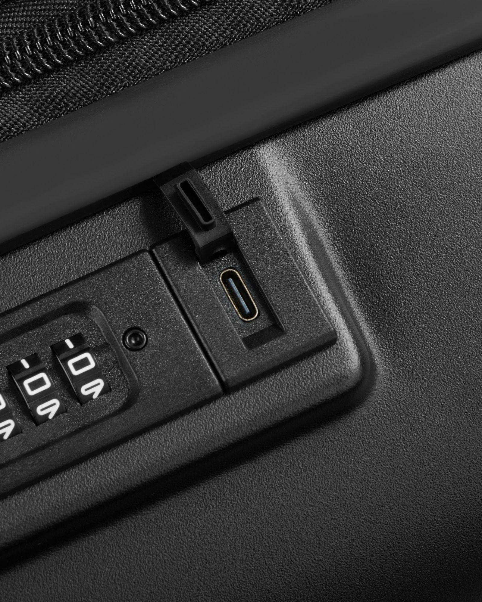 حقيبة أمتعة بيجو زيب هارد كيس بأربع عجلات مزدوجة قابلة للتمدد