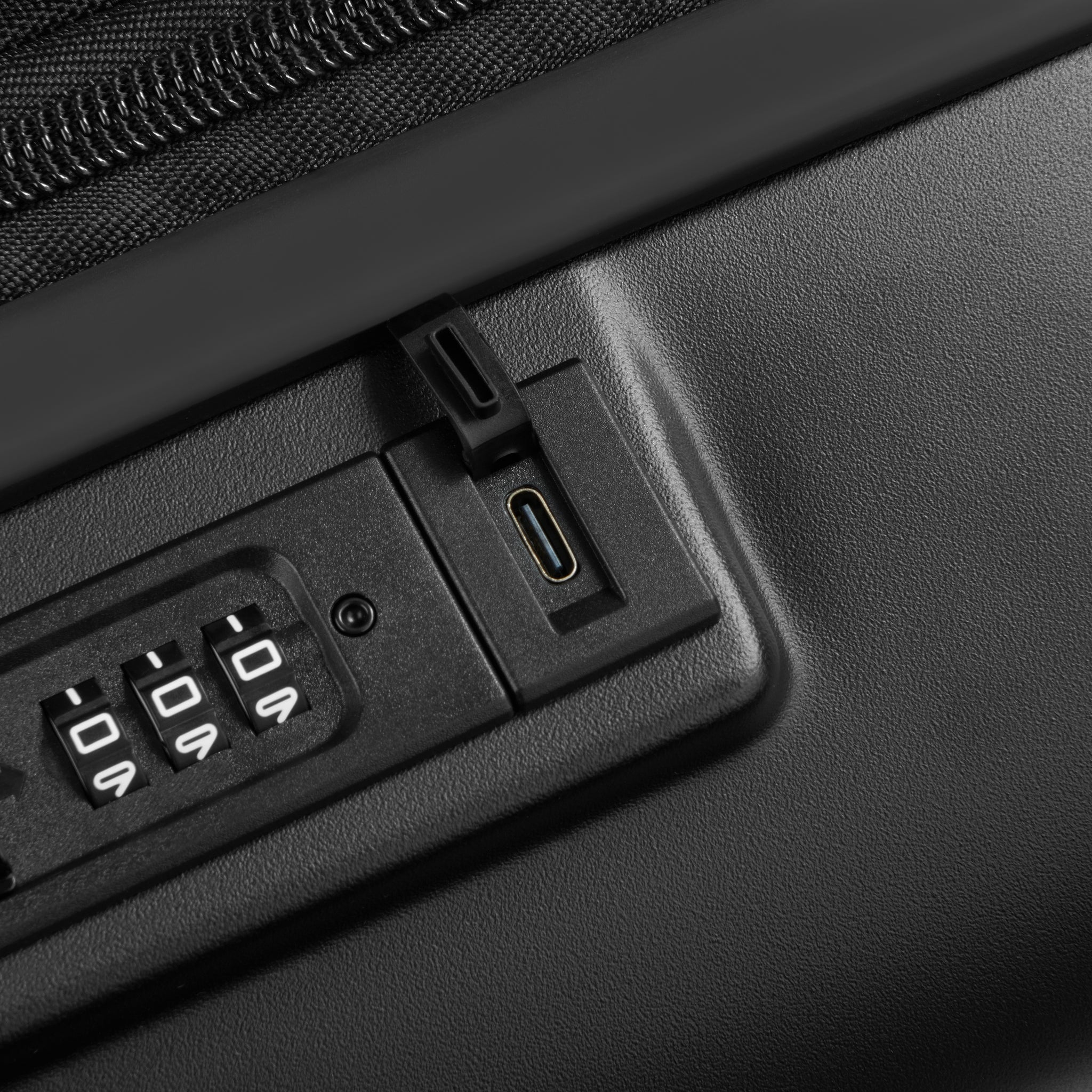 حقيبة أمتعة بيجو زيب هارد كيس بأربع عجلات مزدوجة قابلة للتمدد