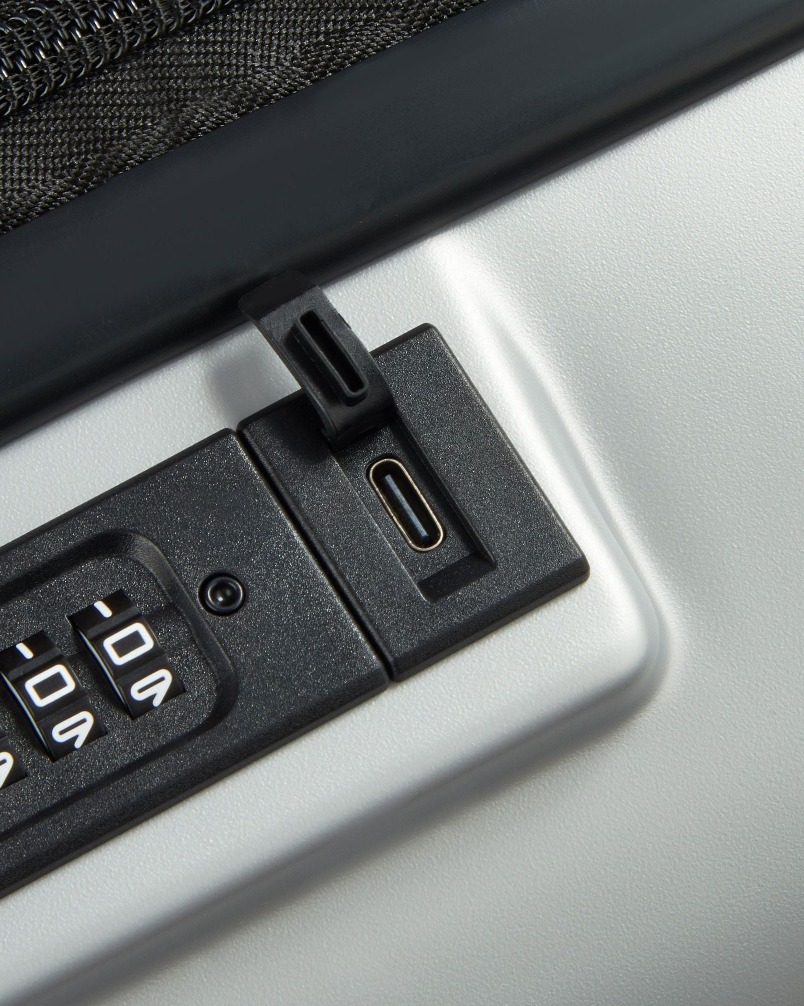 حقيبة أمتعة بيجو زيب هارد كيس بأربع عجلات مزدوجة قابلة للتمدد