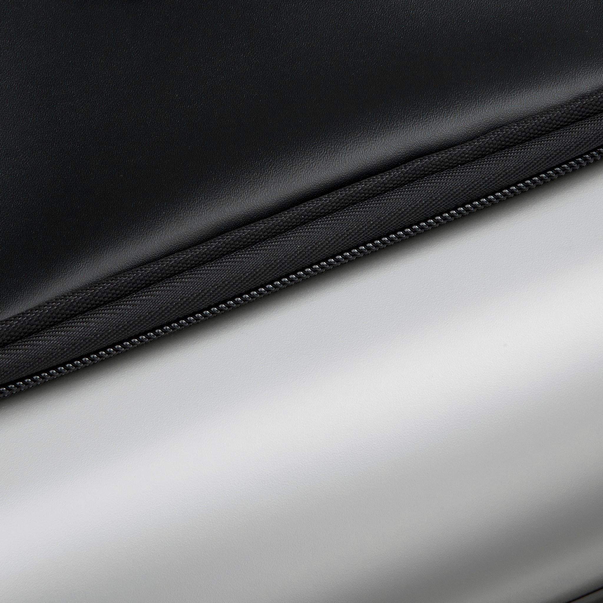 حقيبة بيجو زيب الصلبة ذات العجلات الأربع المزدوجة