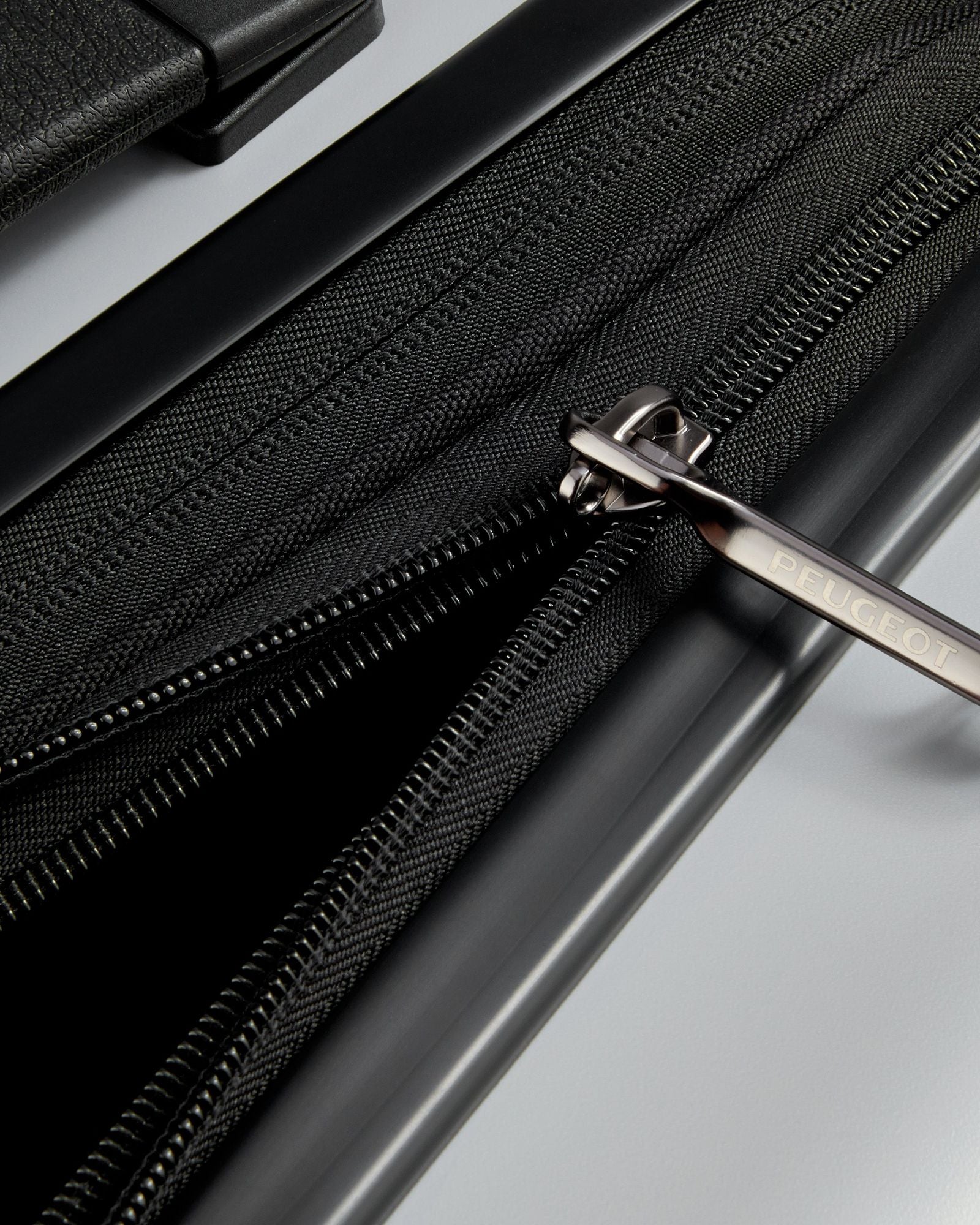 حقيبة بيجو زيب الصلبة ذات العجلات الأربع المزدوجة