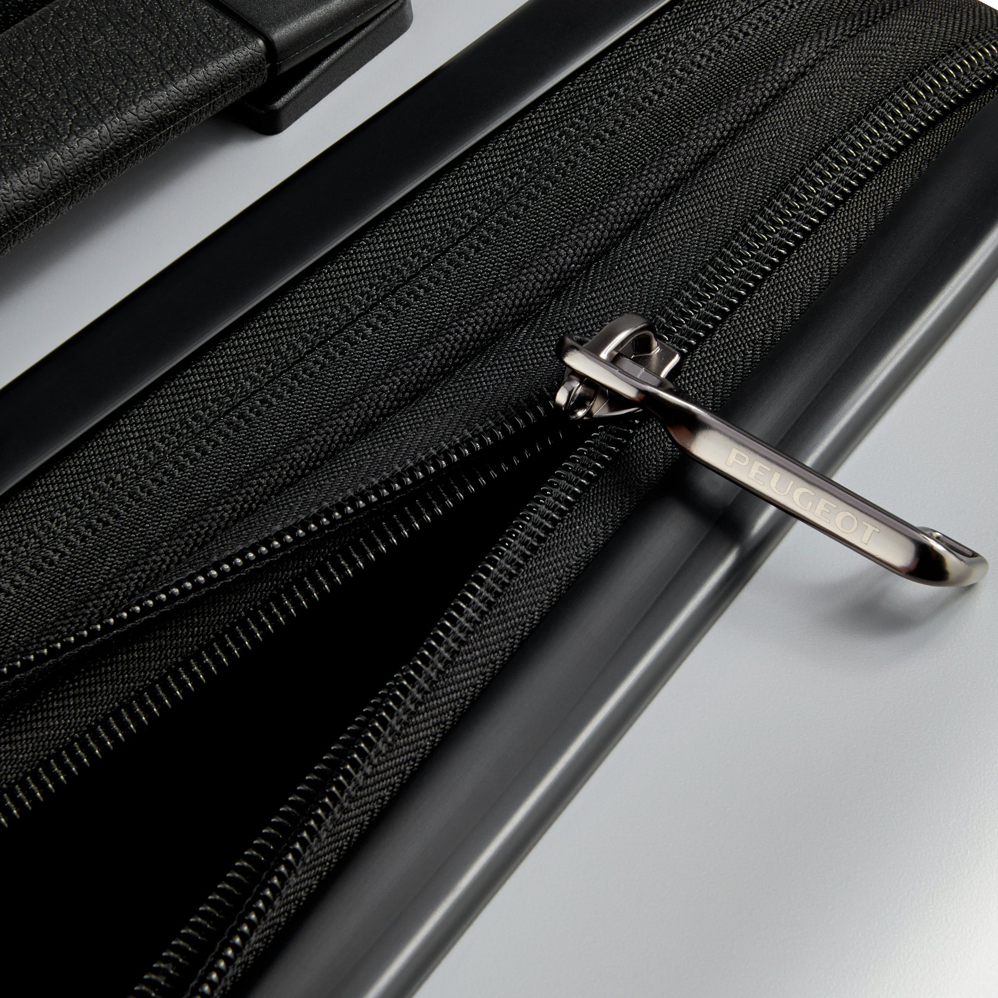 حقيبة بيجو زيب الصلبة ذات العجلات الأربع المزدوجة