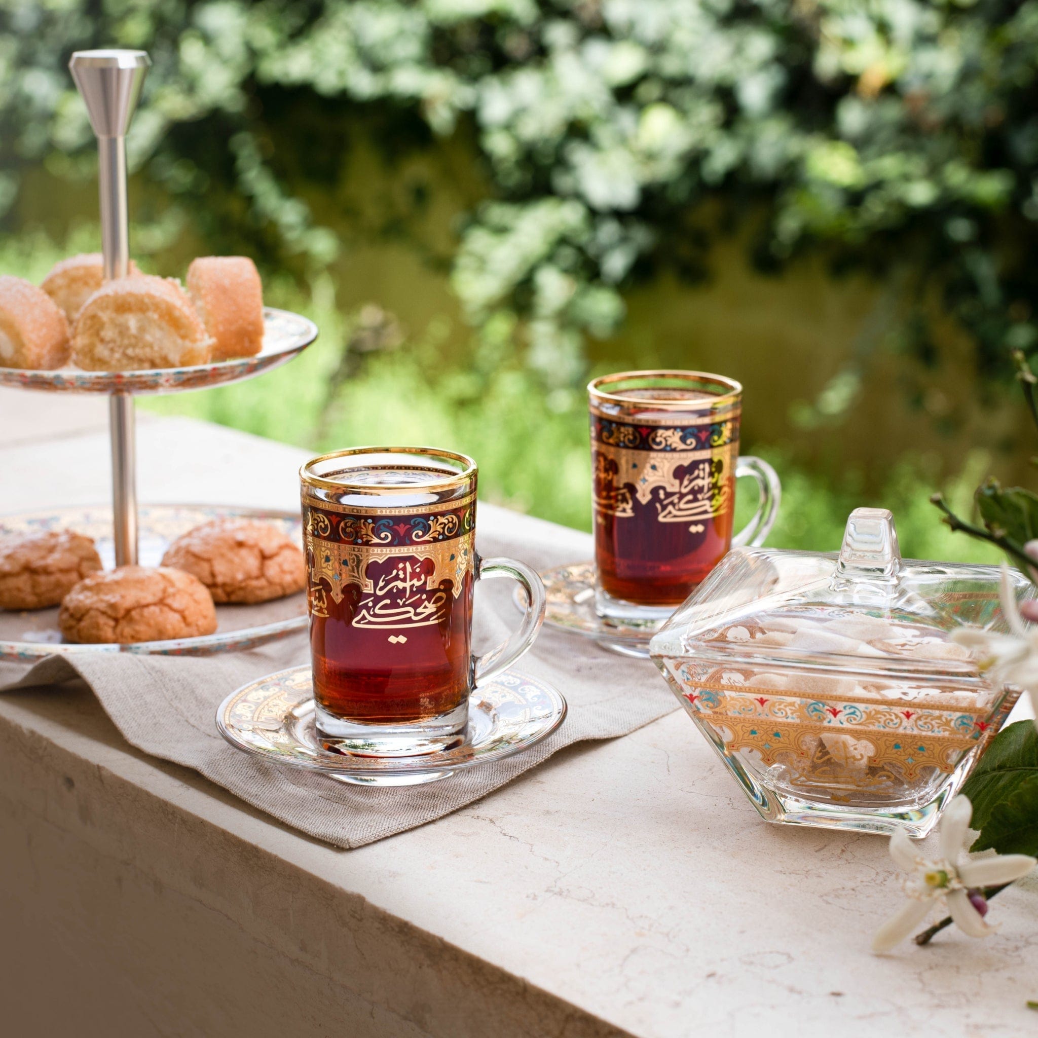 مجموعة ديملاج سرور من 6 فناجين شاي وصحون (ذهبي)