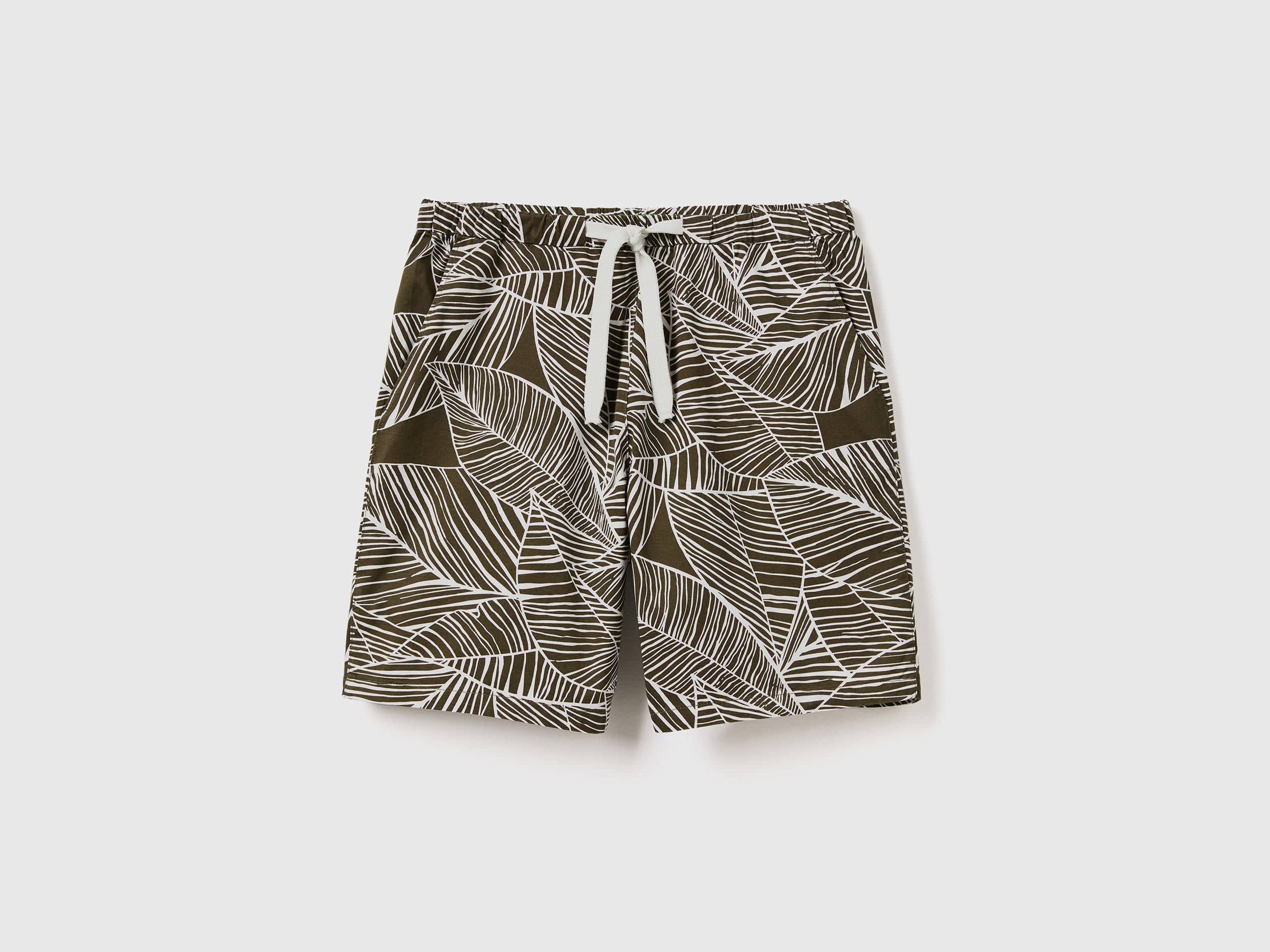 Bermudas with tropical print