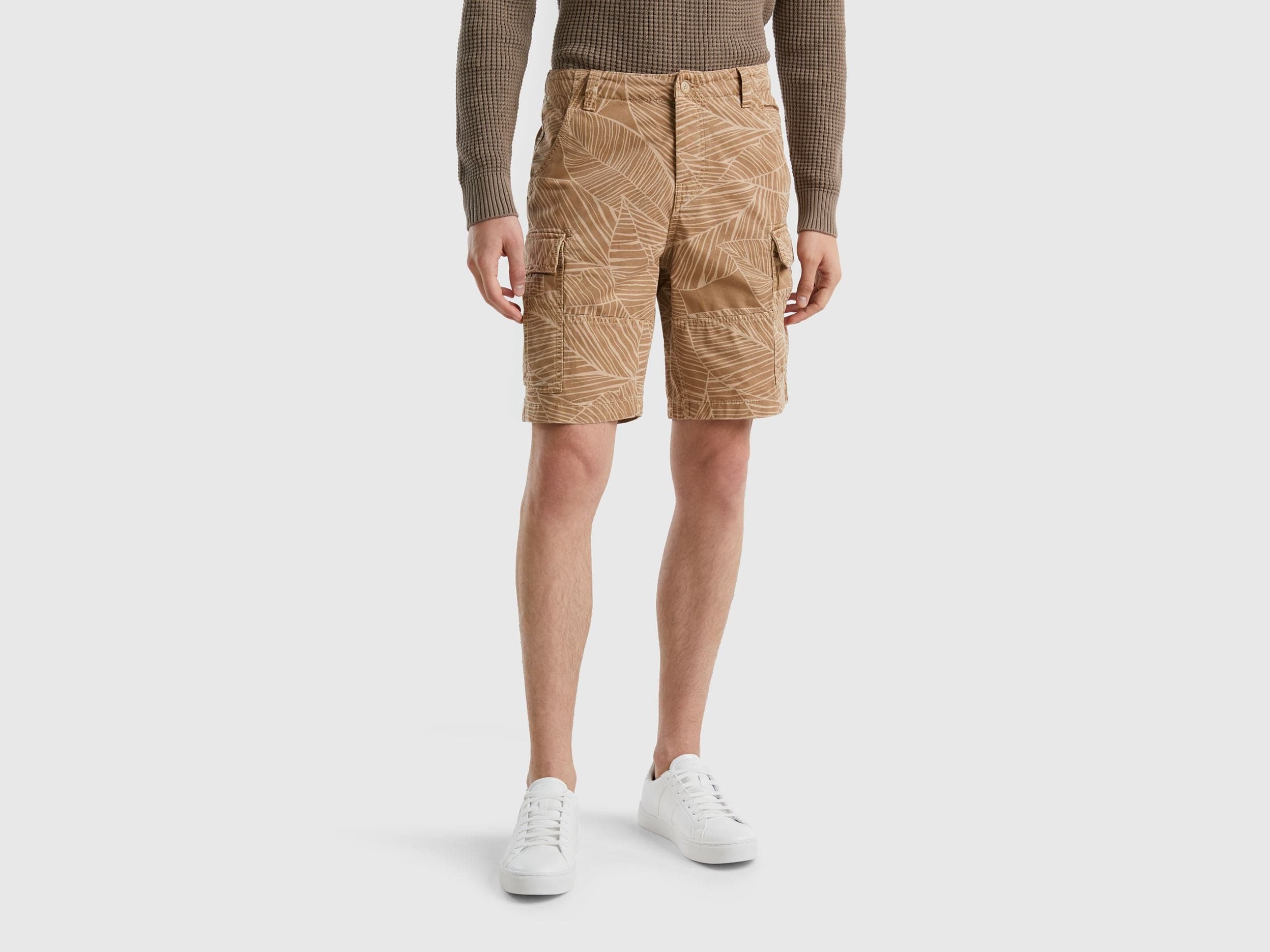 Cargo bermudas with tropical print