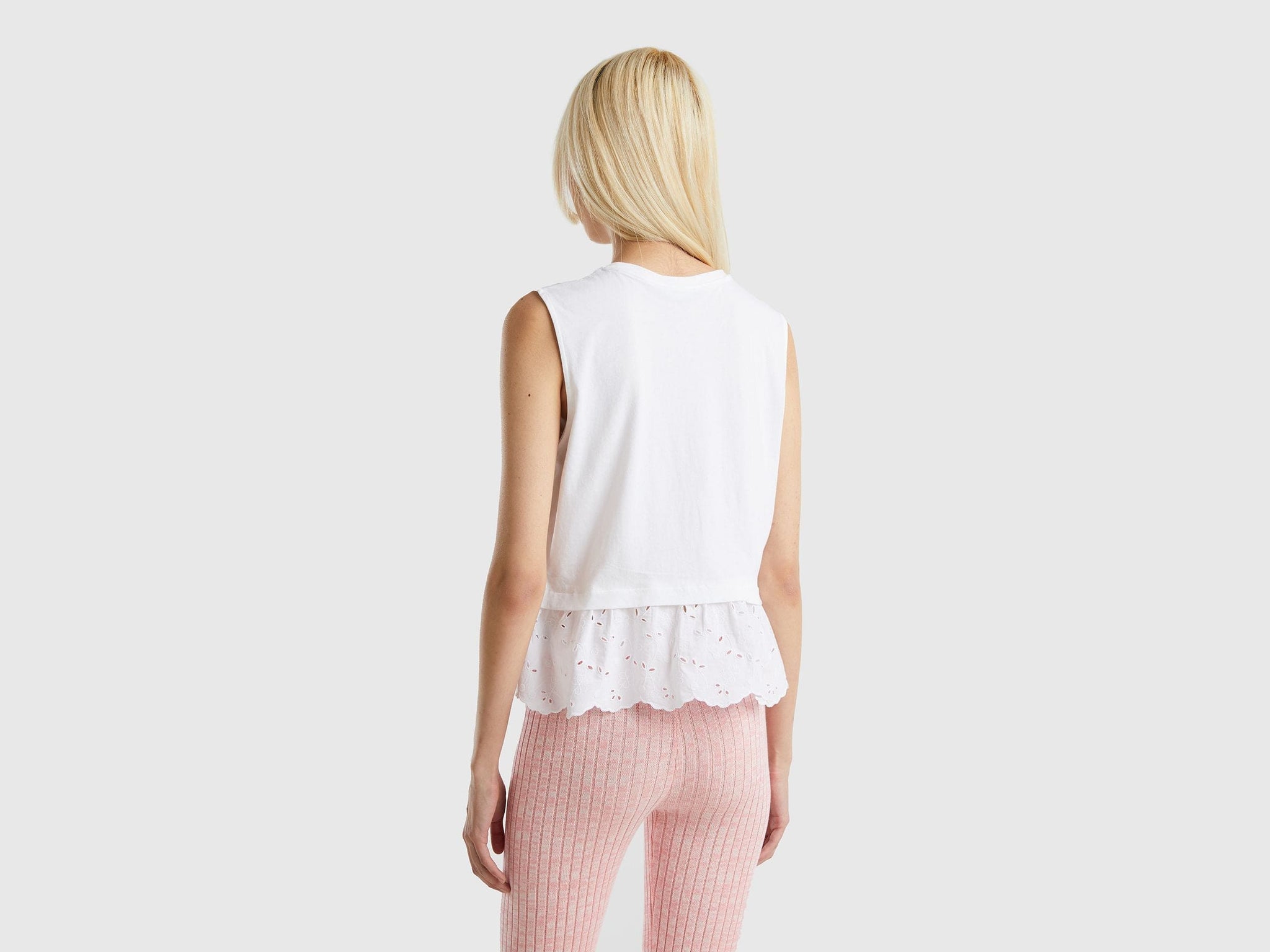 تانك توب مع كشكشة مطرزة باللغة الإنجليزية