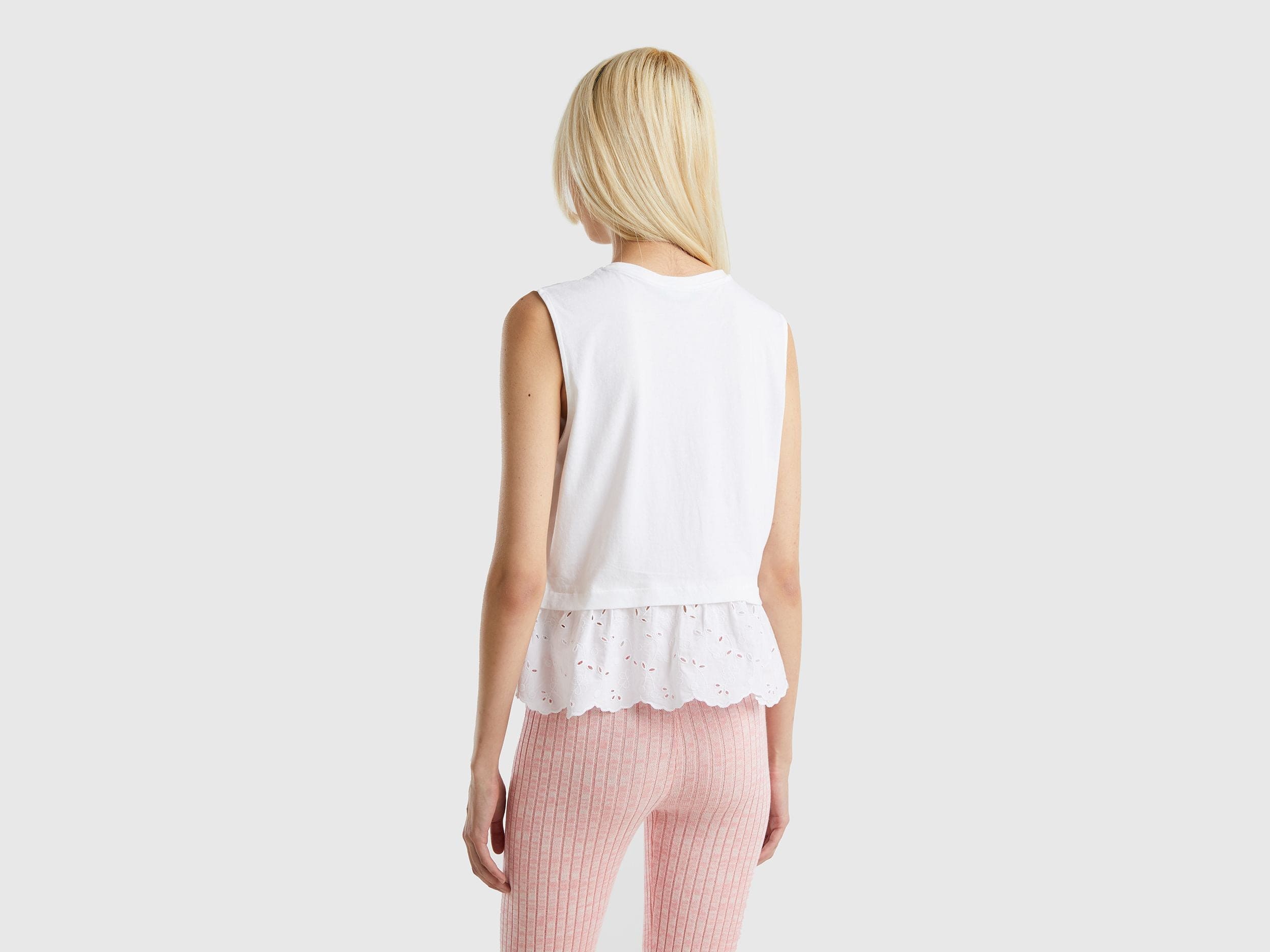 تانك توب مع كشكشة مطرزة باللغة الإنجليزية