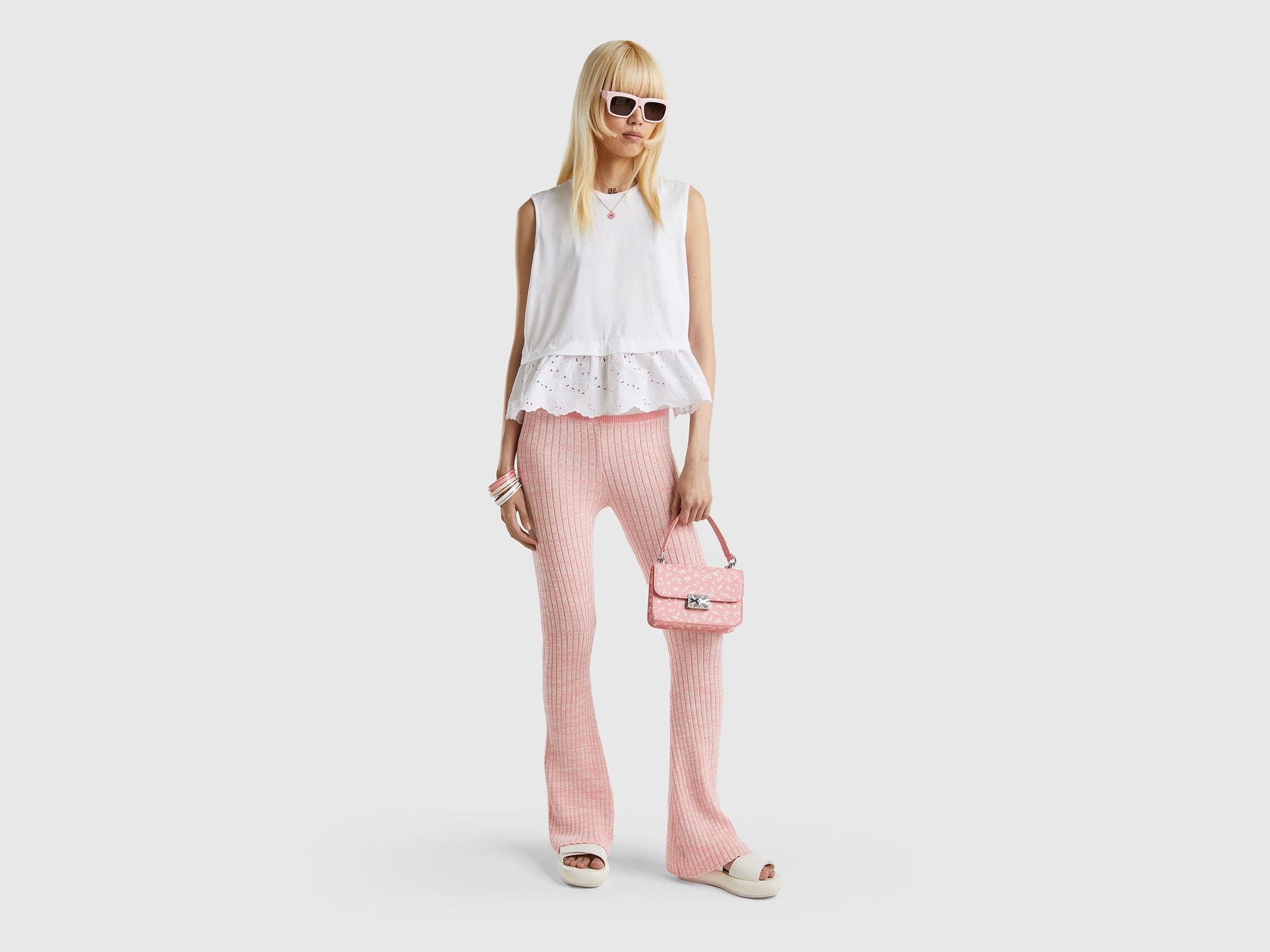 تانك توب مع كشكشة مطرزة باللغة الإنجليزية