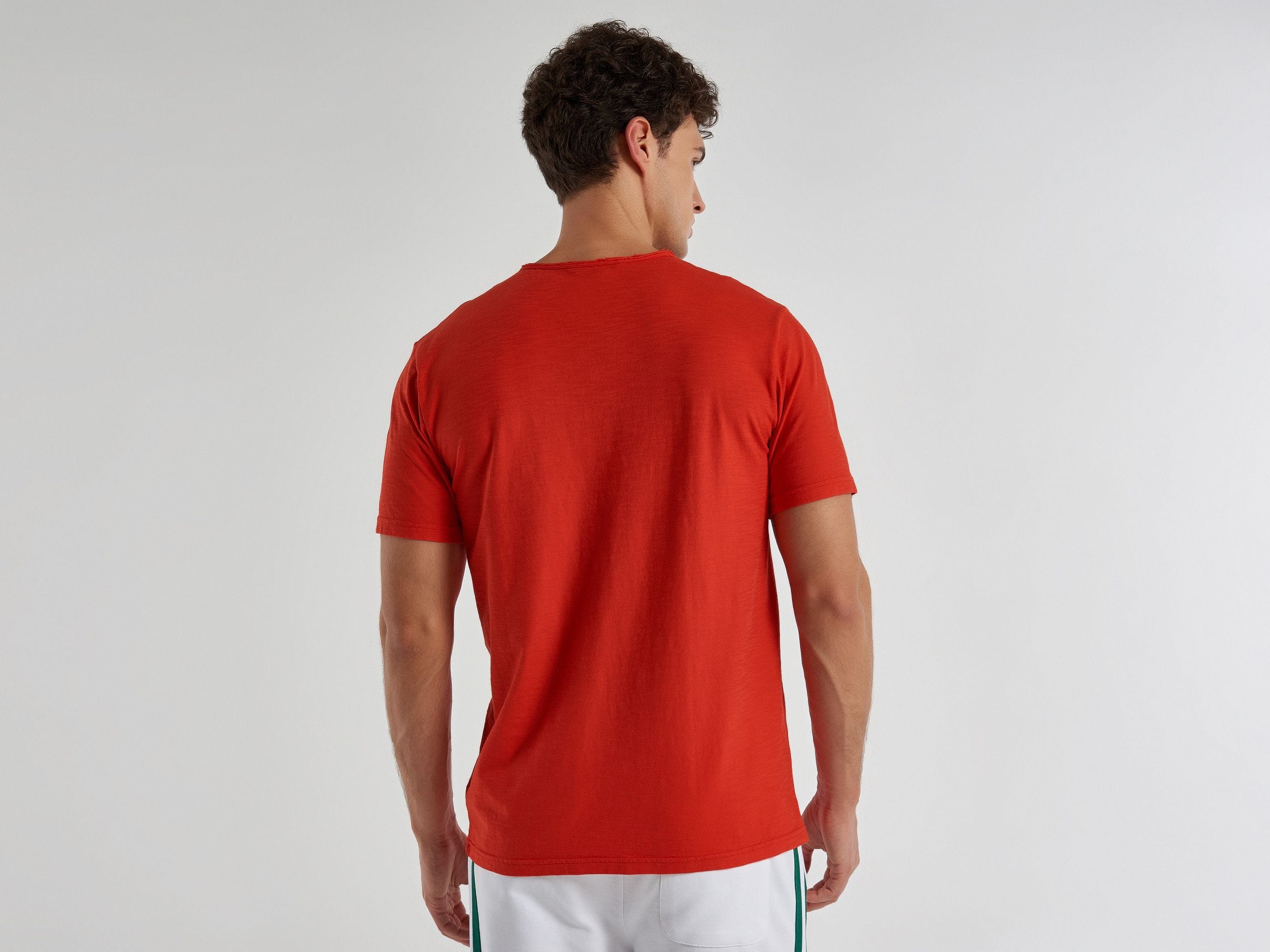 تي شيرت من القطن المرن