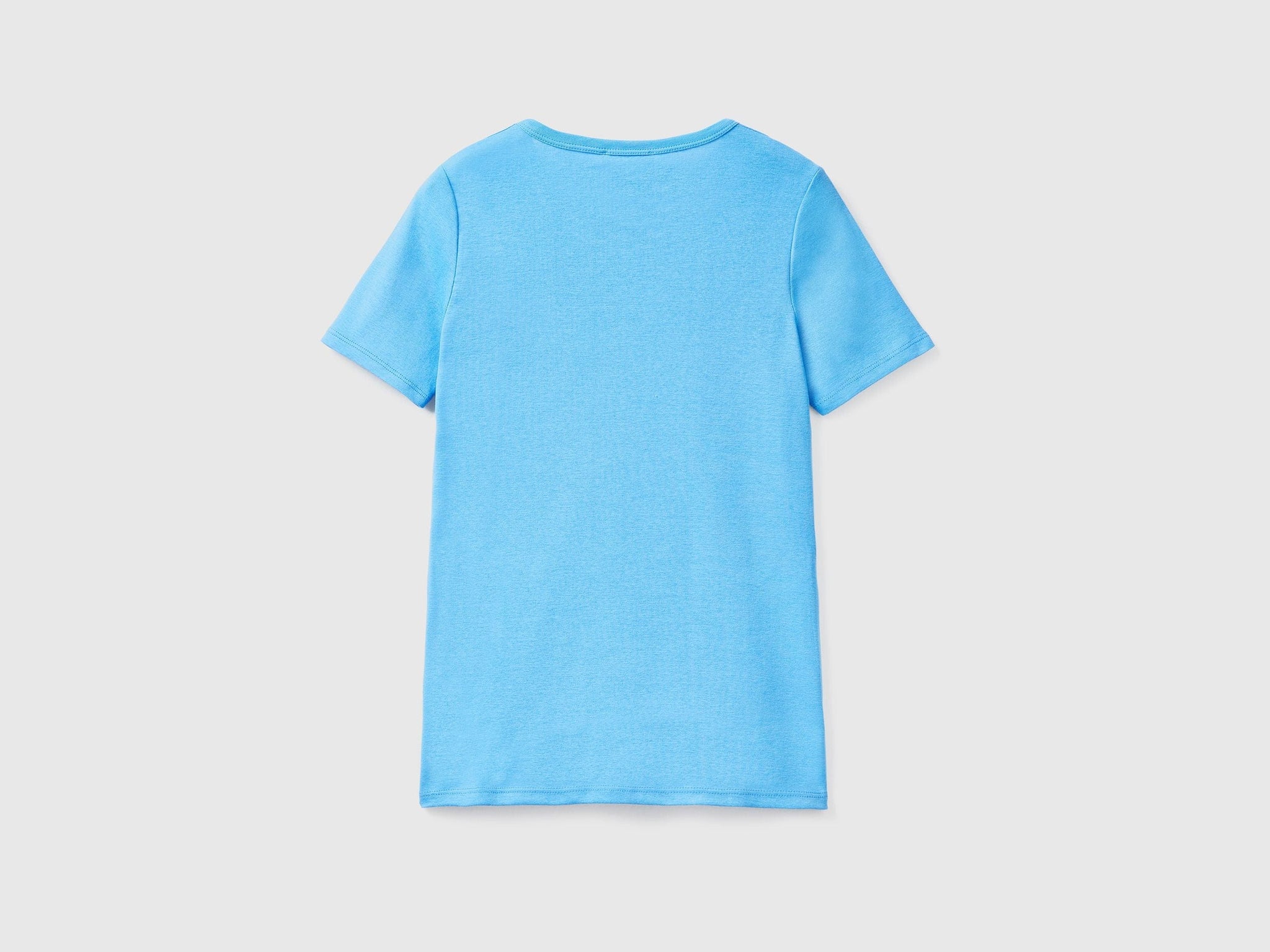 تي شيرت مصنوع من القطن بنسبة 100% مع شعار مطبوع لامع