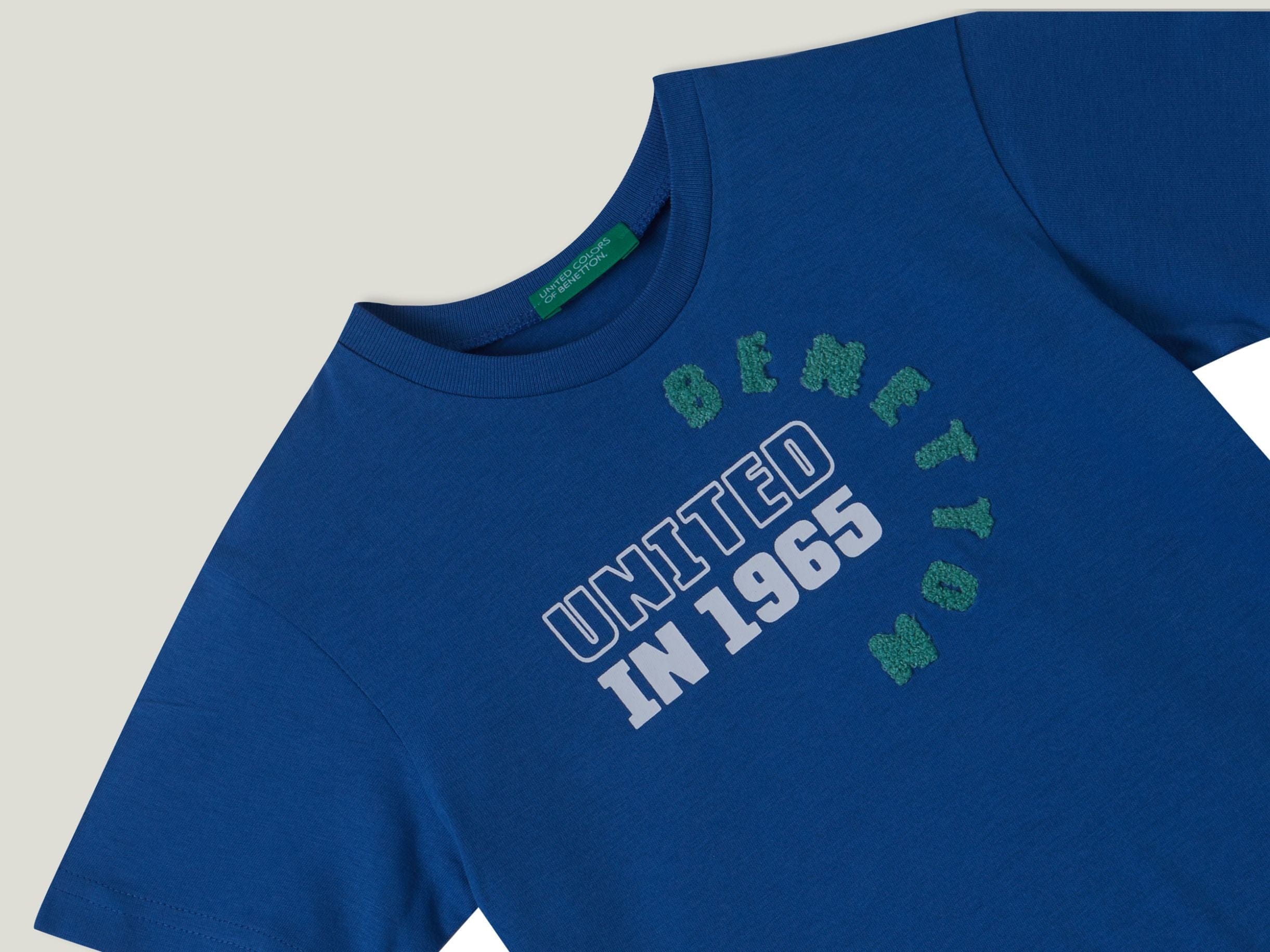 تي شيرت مطبوع ومطرز