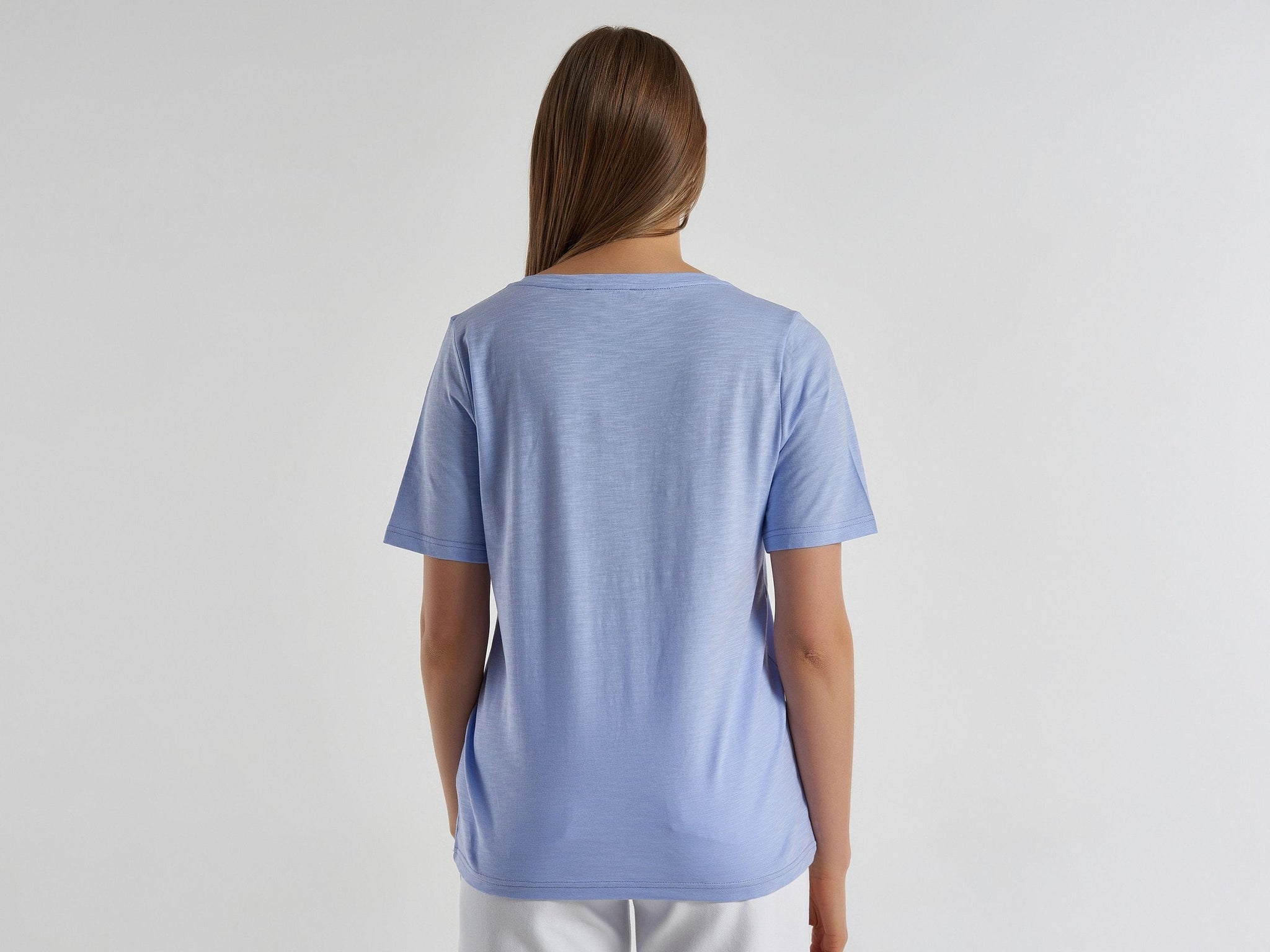 تي شيرت برقبة على شكل حرف V من القطن الناعم