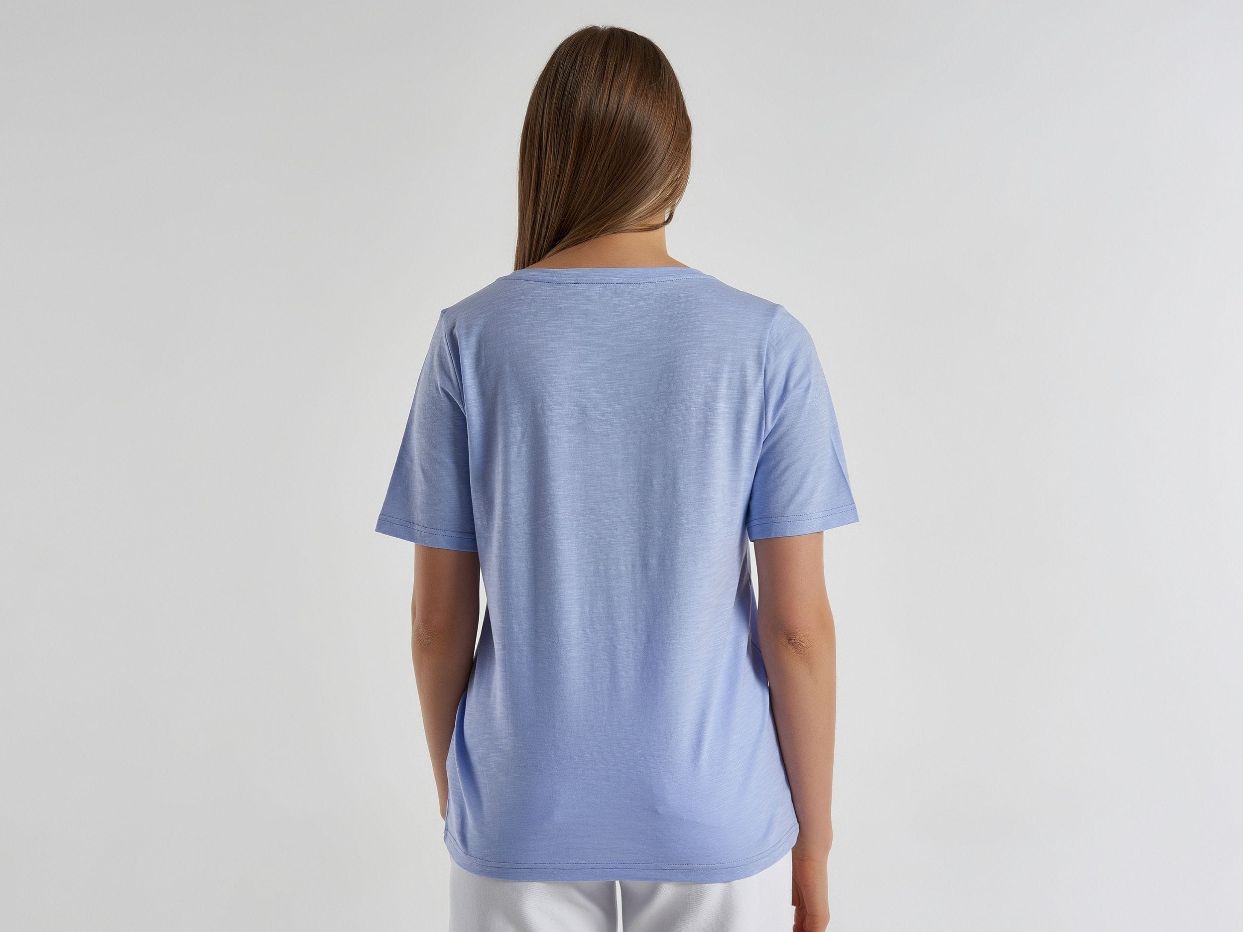 تي شيرت برقبة على شكل حرف V من القطن الناعم