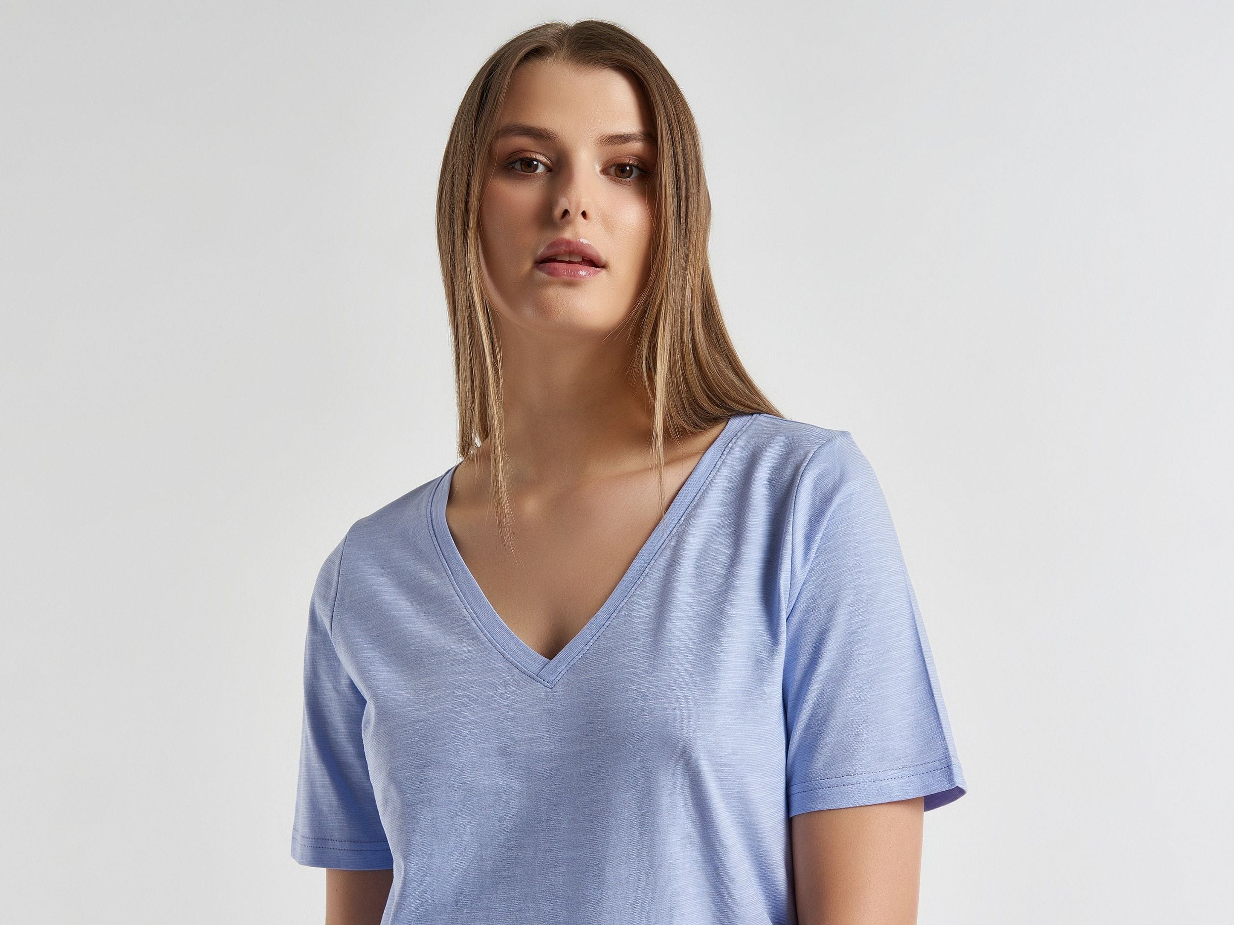 تي شيرت برقبة على شكل حرف V من القطن الناعم