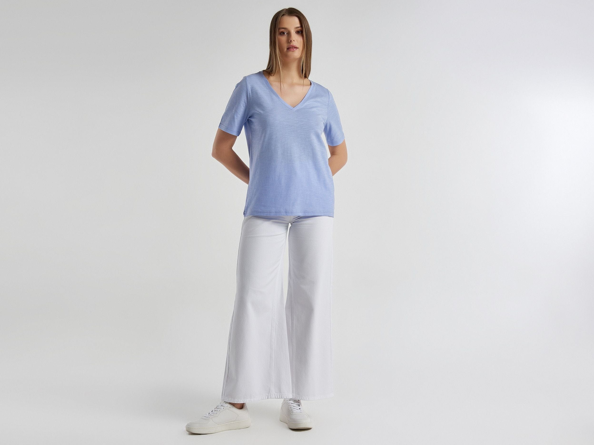 تي شيرت برقبة على شكل حرف V من القطن الناعم