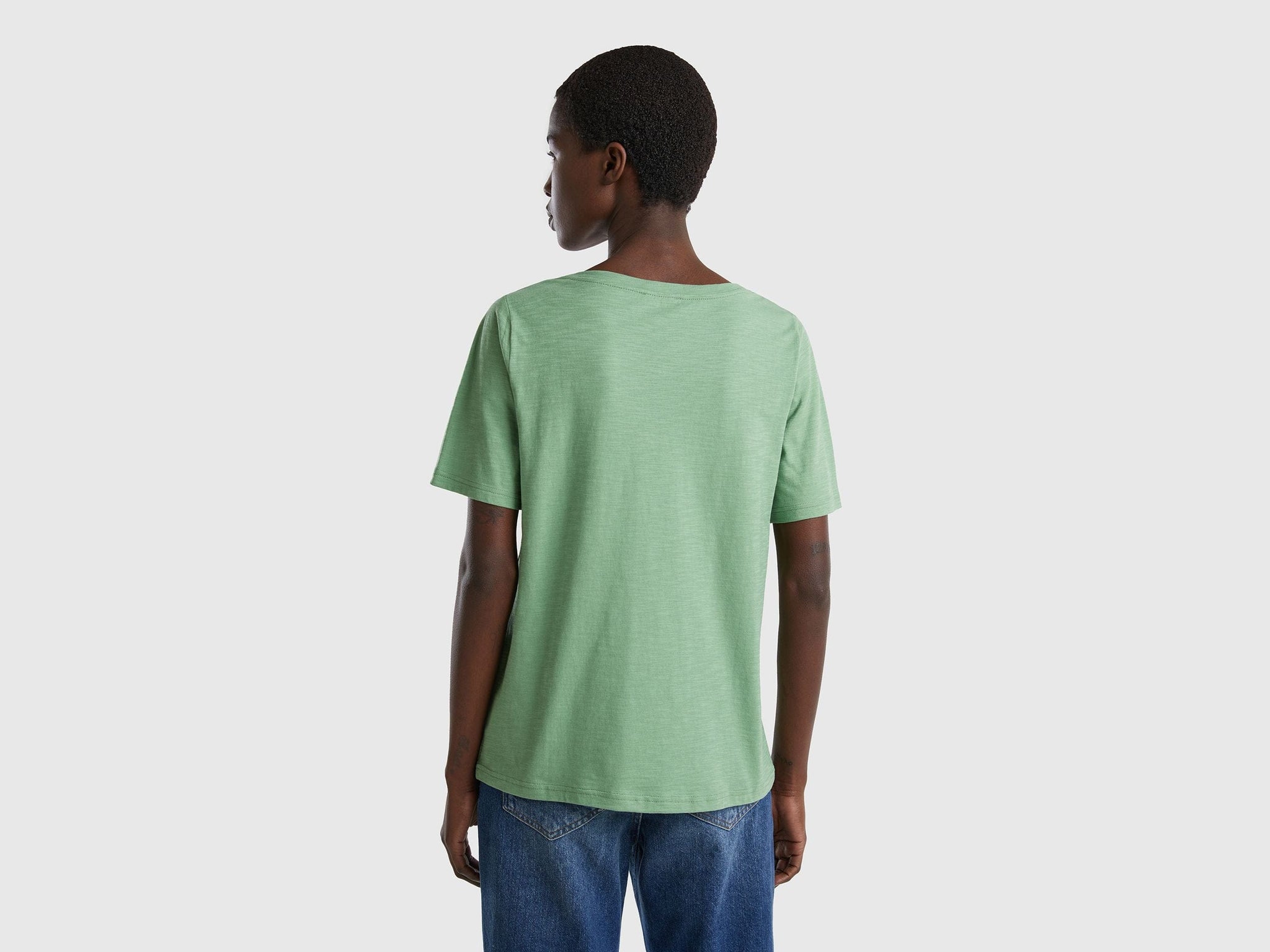 تي شيرت برقبة على شكل حرف V من القطن الناعم