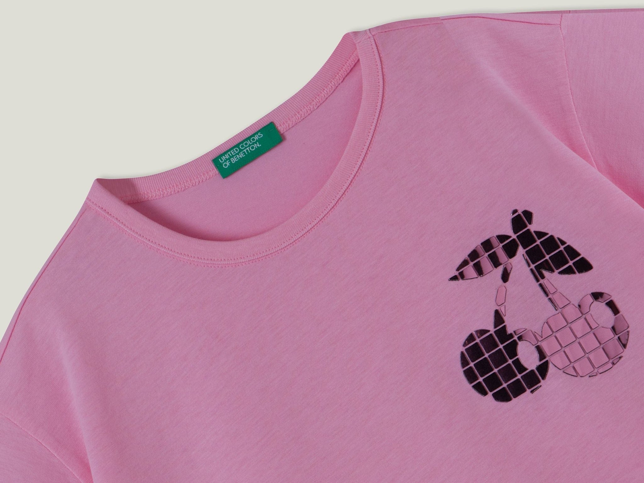 تي شيرت بقصّة مربعة مع تطريز