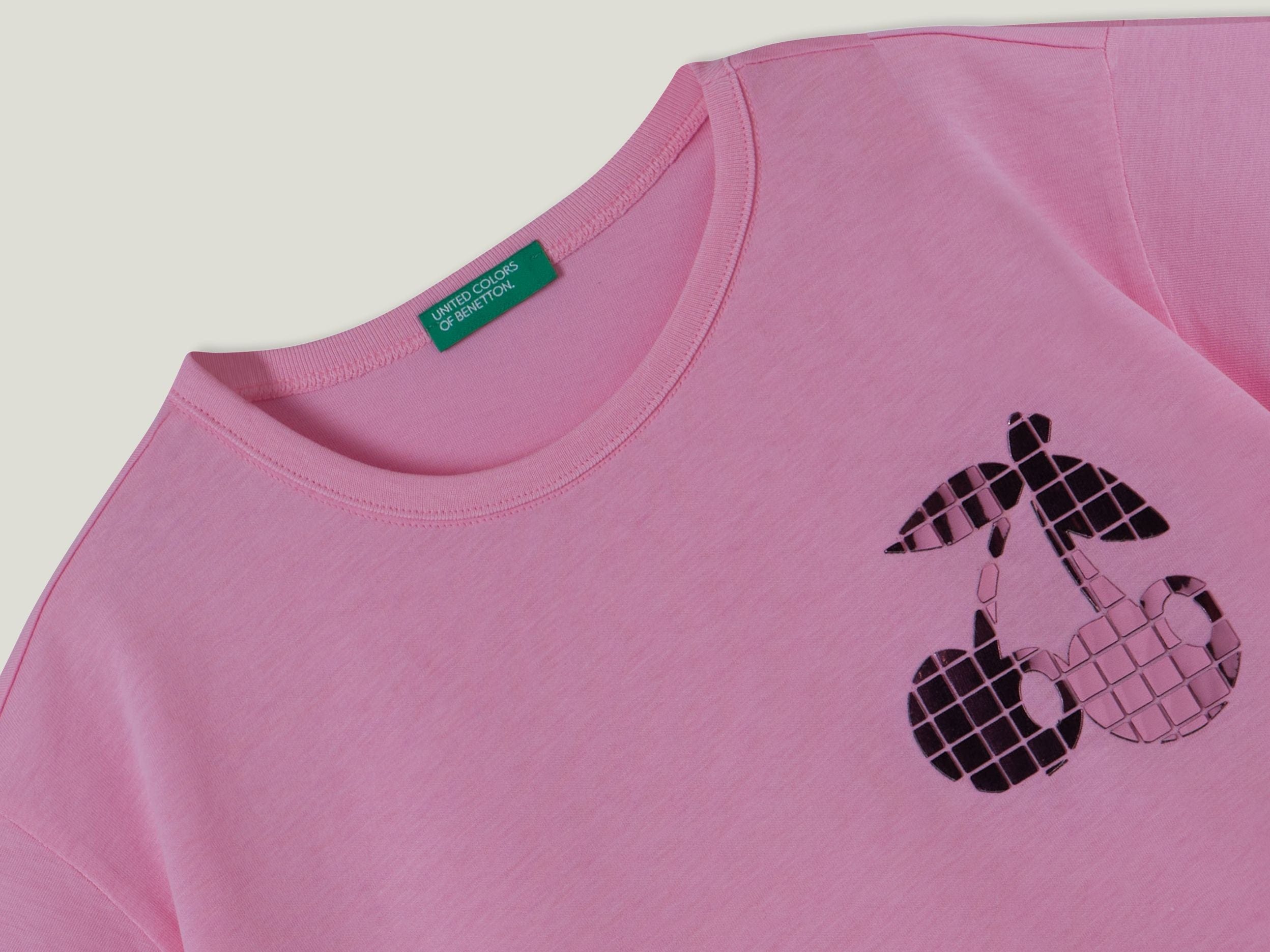 تي شيرت بقصّة مربعة مع تطريز