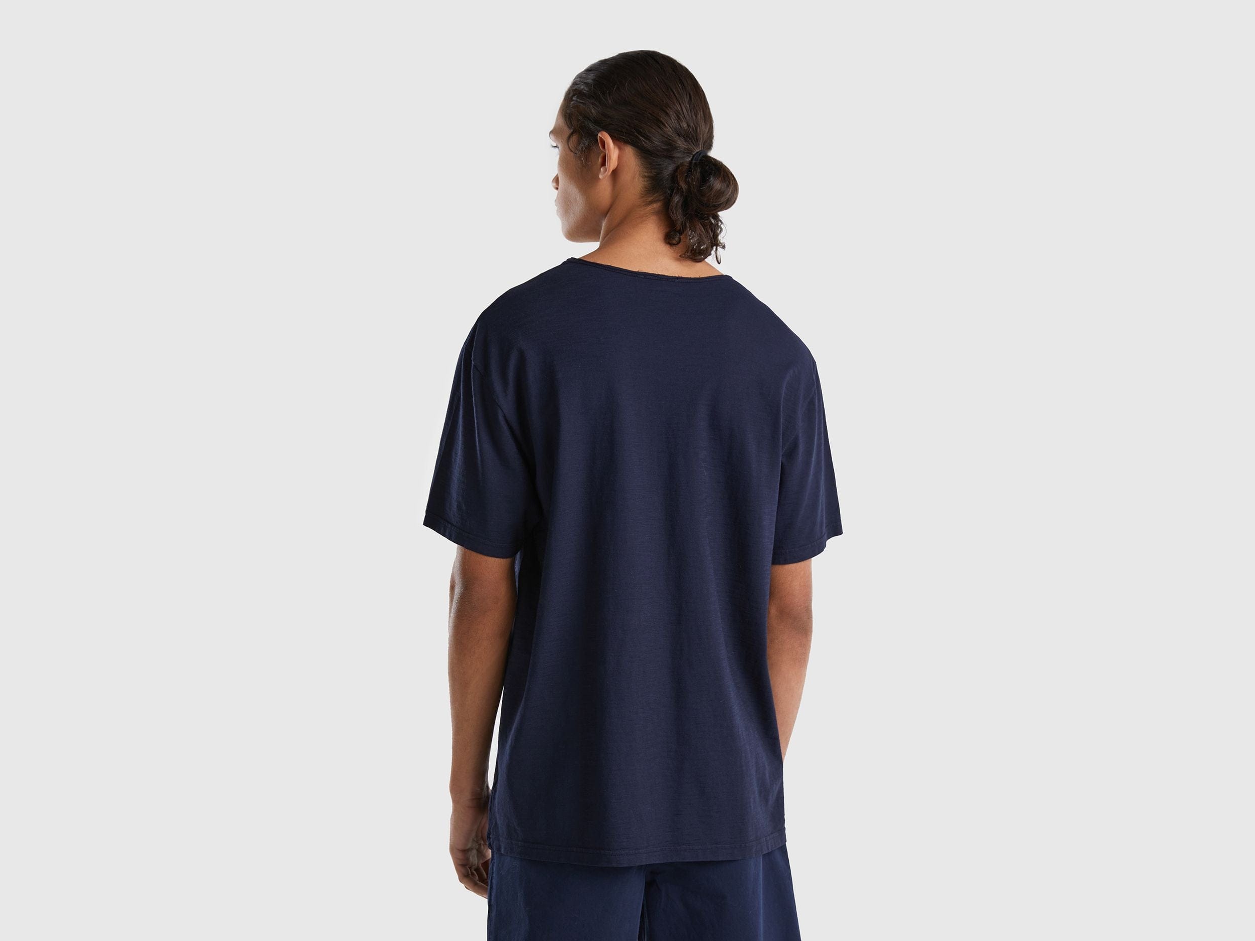 تي شيرت برقبة على شكل حرف V مصنوع من القطن بنسبة 100%