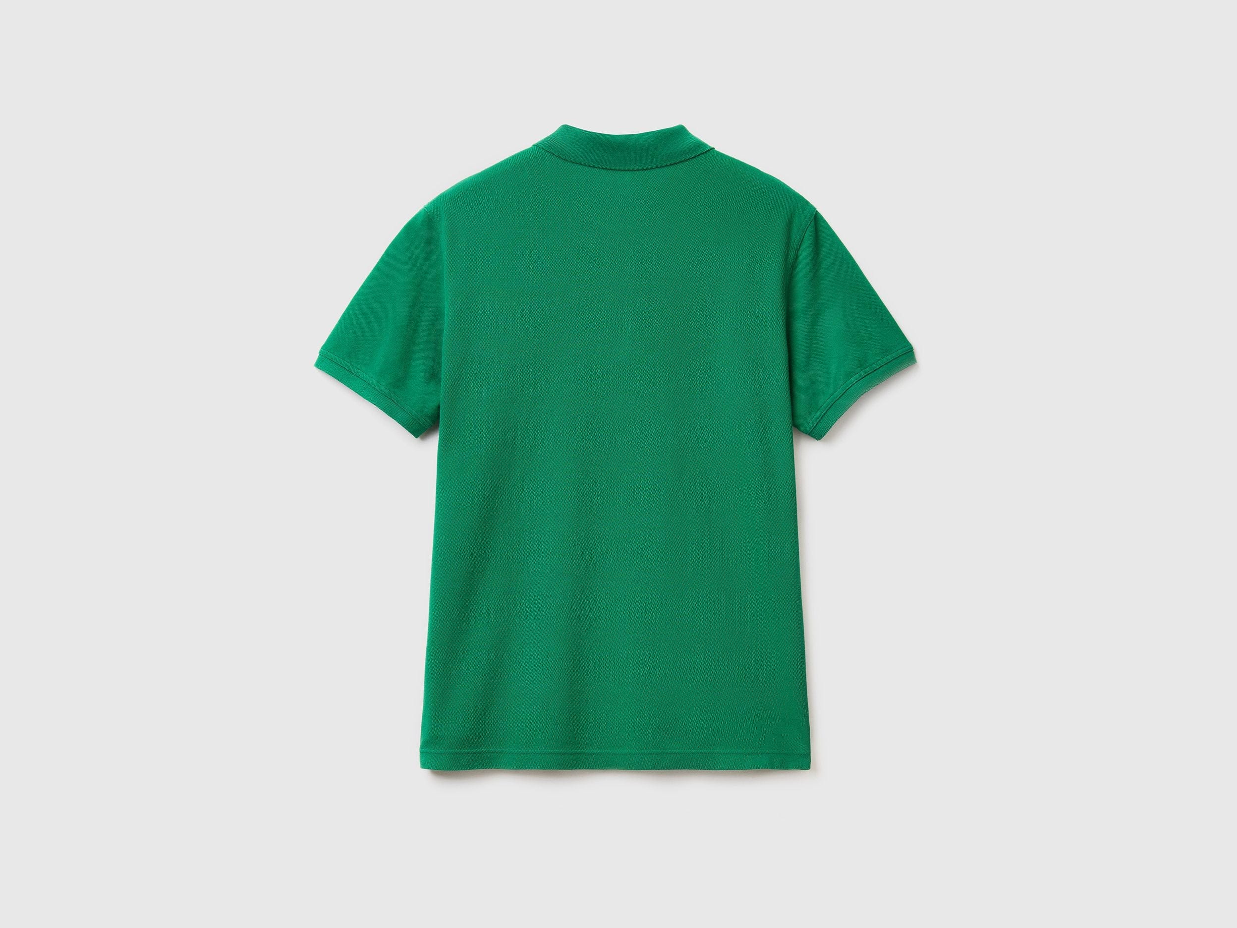 قميص بولو بأكمام قصيرة مصنوع من القطن بنسبة 100%