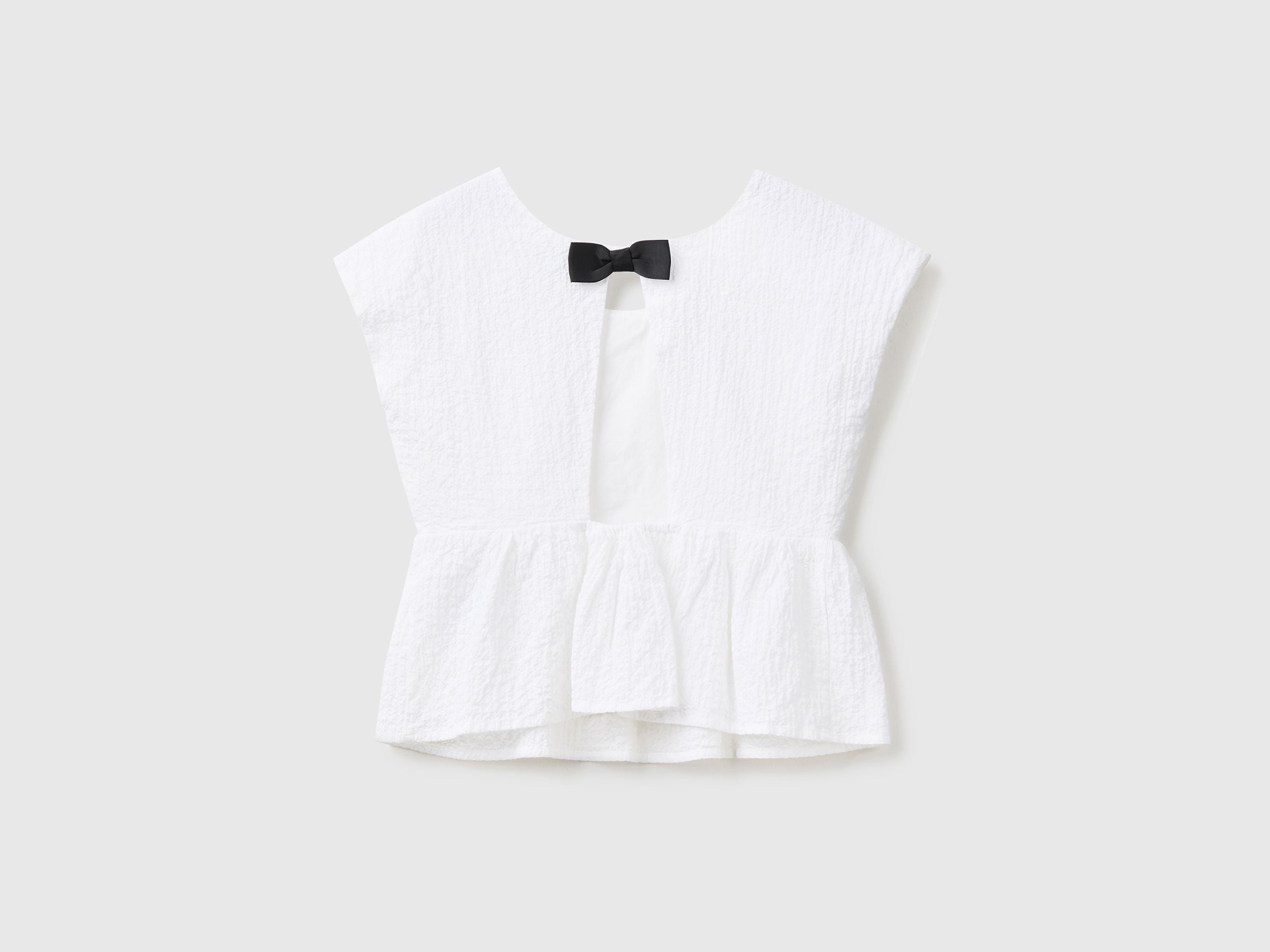 بلوزة مع فيونكة في الخلف