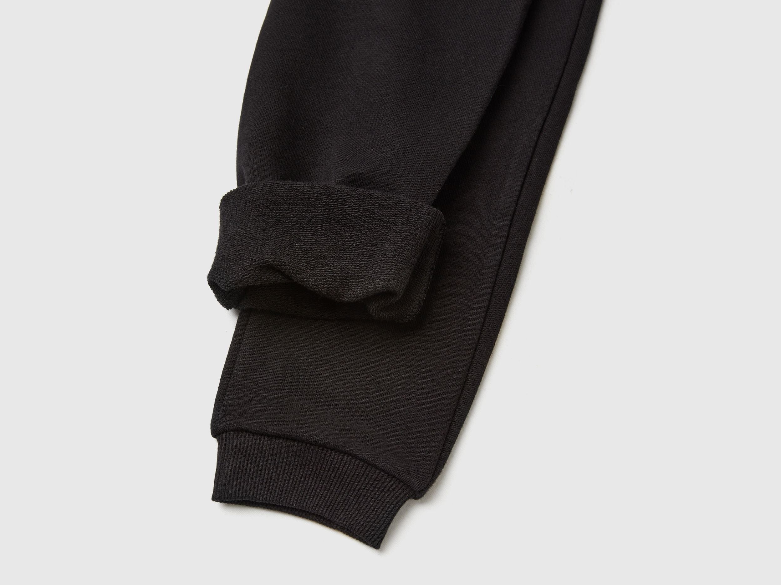 بنطال رياضي بشعار