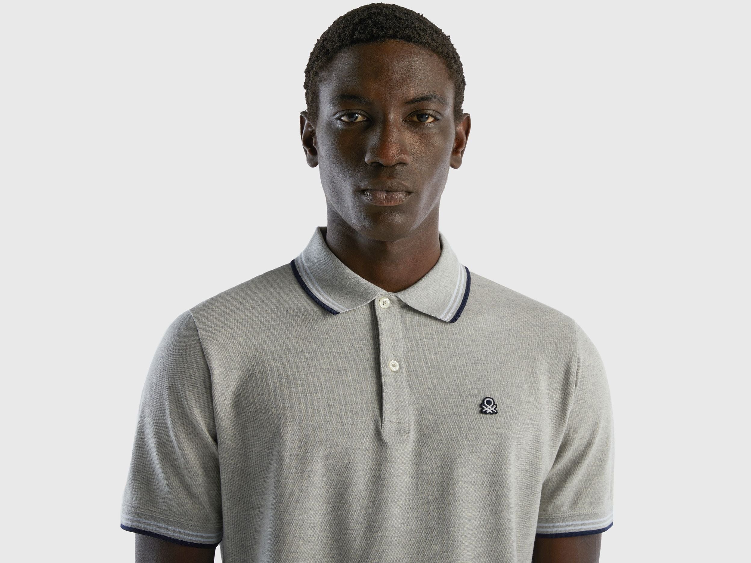 قميص بولو من القطن المطاطي بأكمام قصيرة