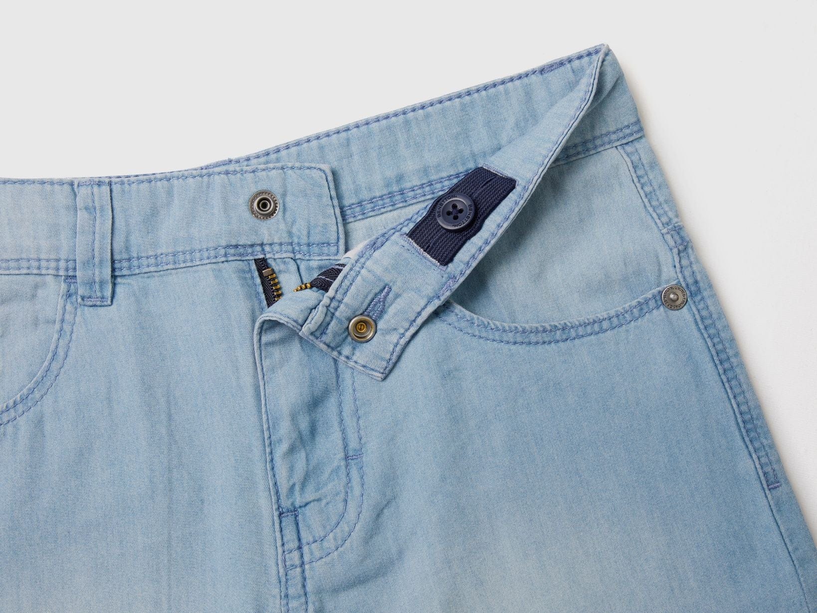 برمودا بمظهر الدنيم