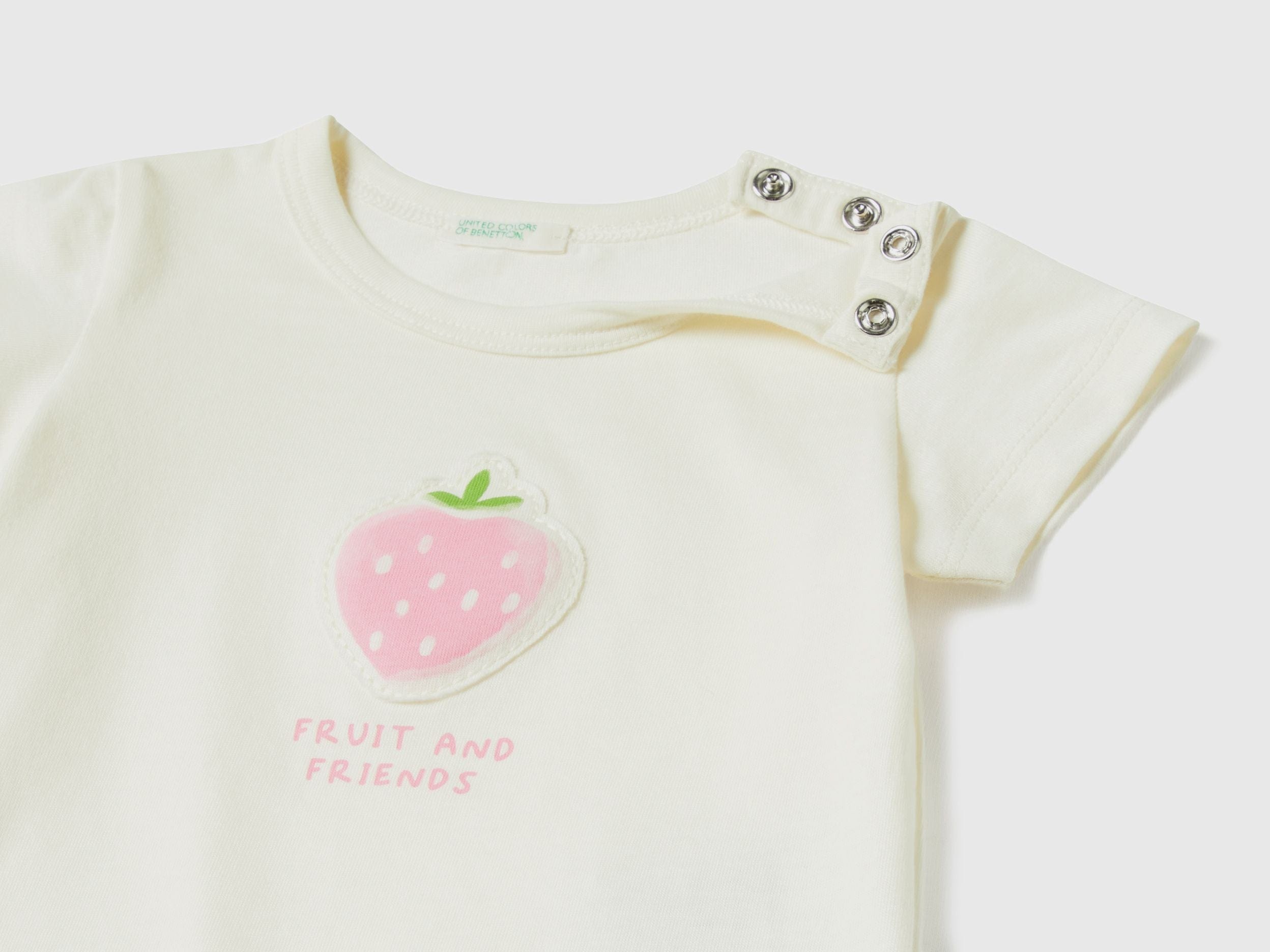 تي شيرت مع رقعة وطباعة