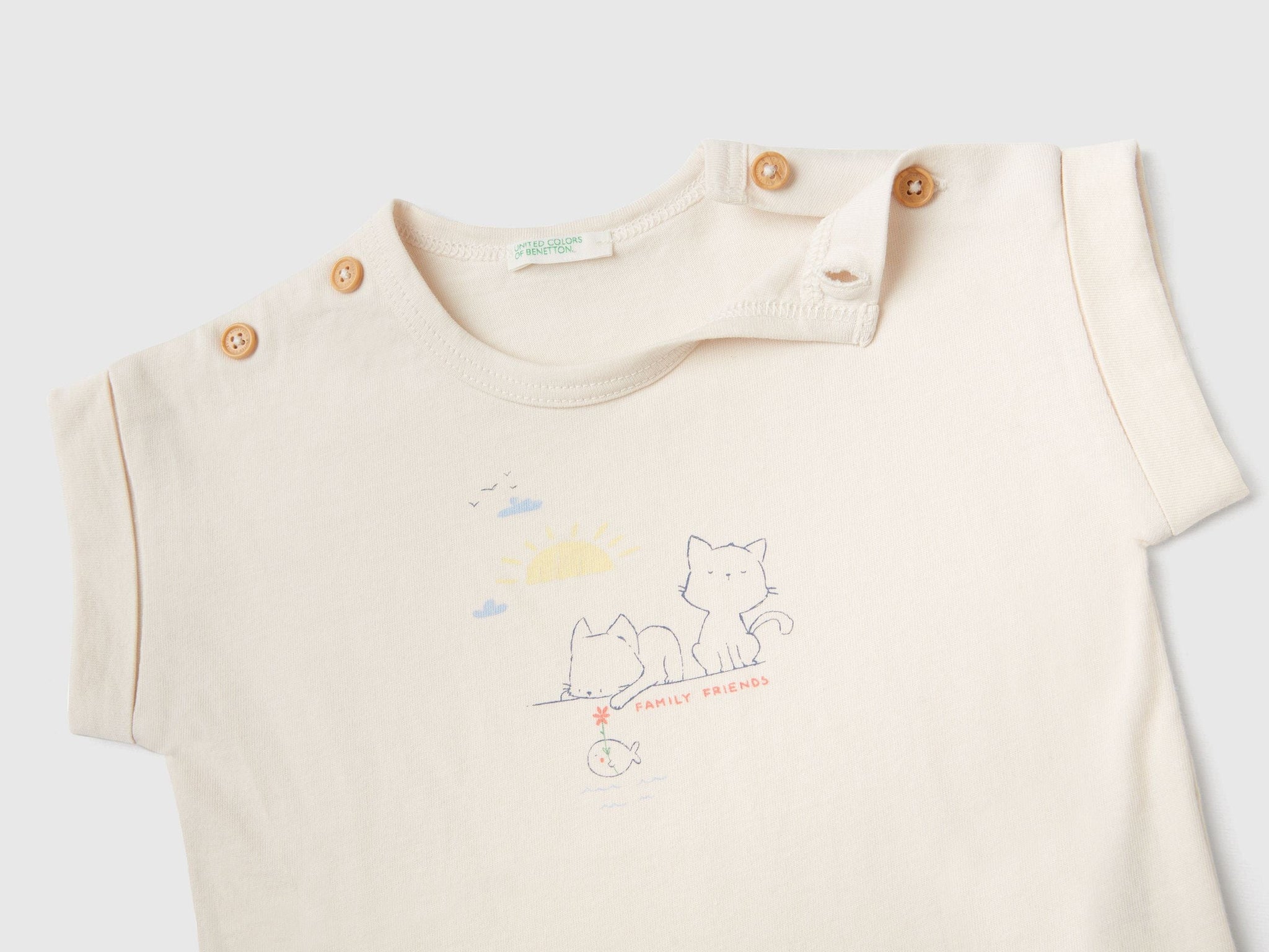 تي شيرت بأكمام قصيرة مع طباعة