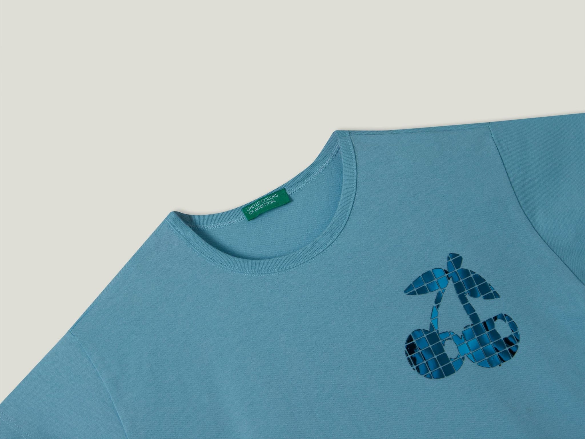 تي شيرت بقصّة مربعة مع تطريز