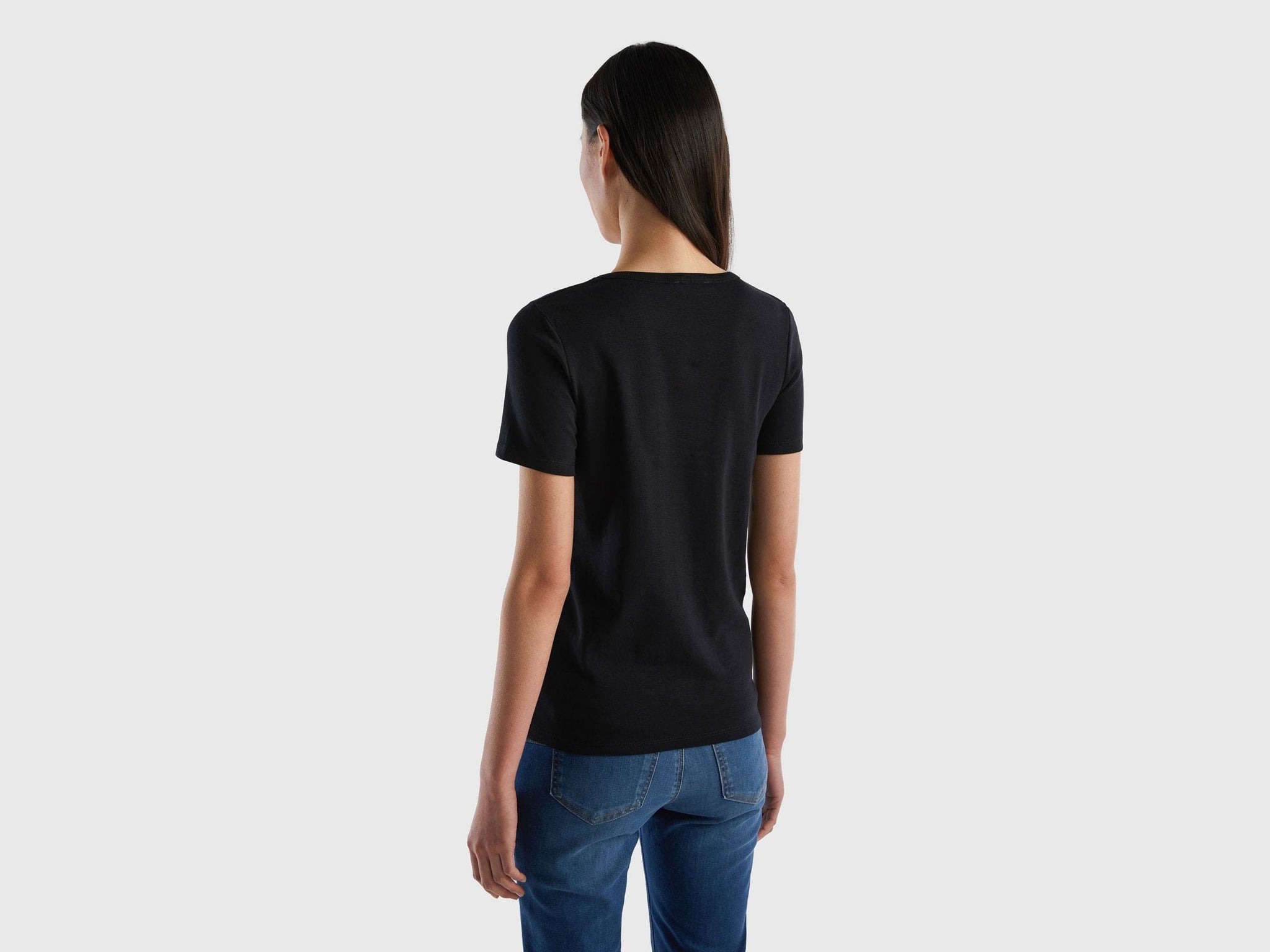 تي شيرت مصنوع من القطن بنسبة 100% مع شعار مطبوع لامع