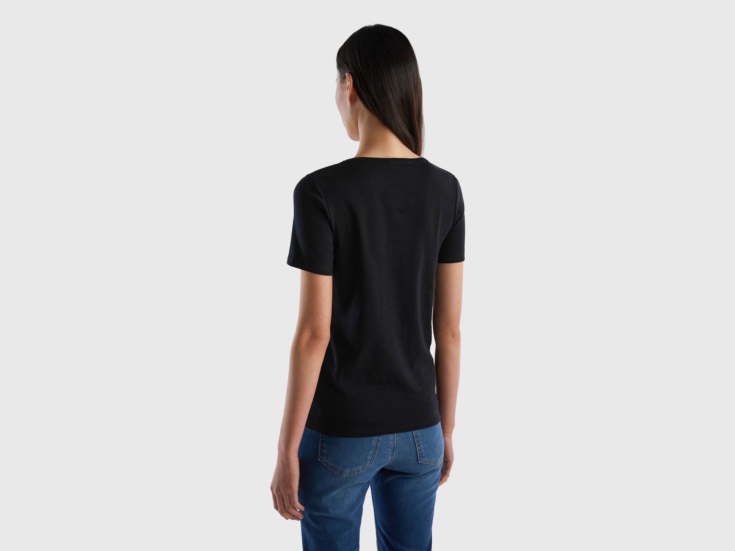 تي شيرت مصنوع من القطن بنسبة 100% مع شعار مطبوع لامع