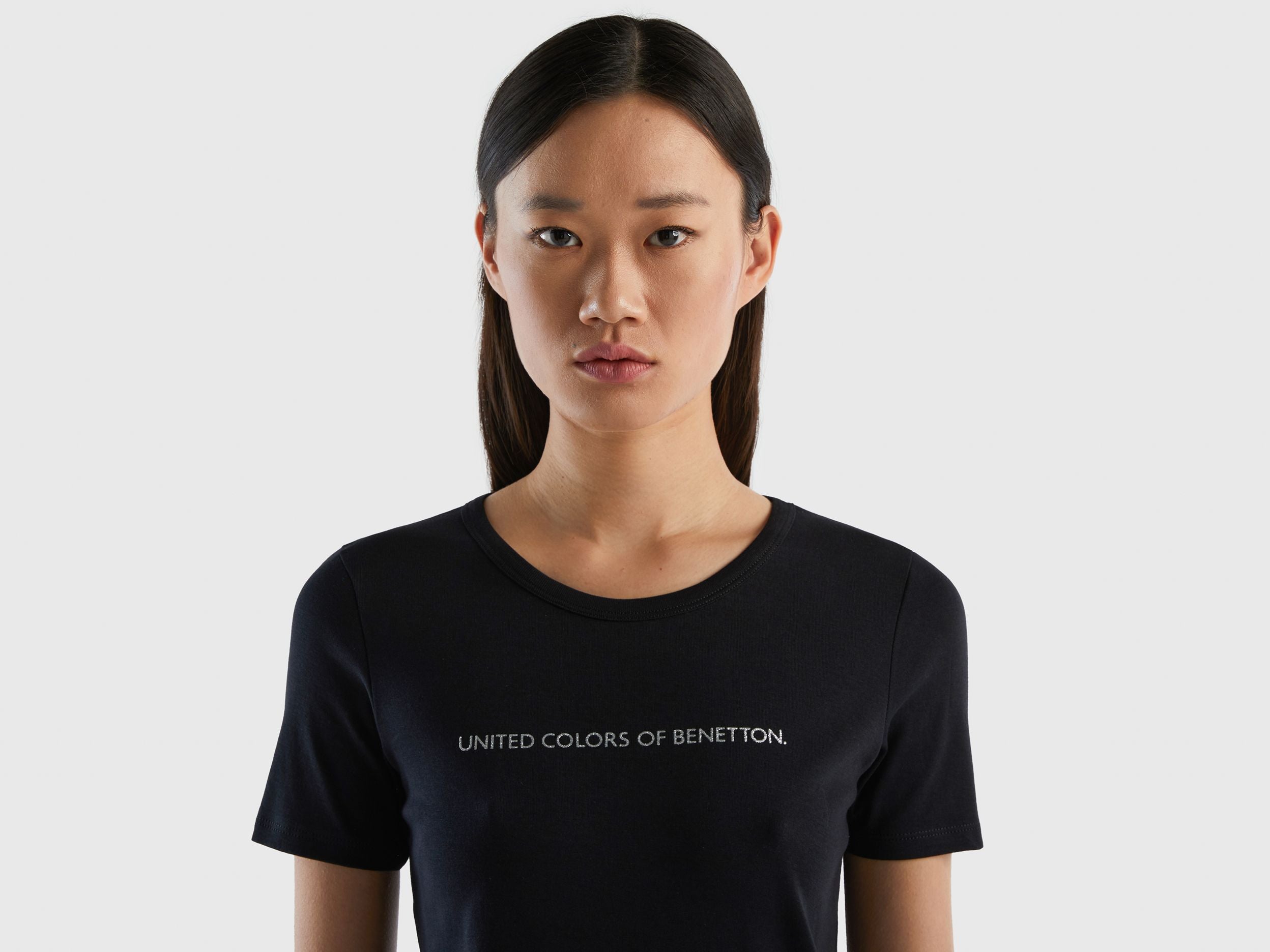 تي شيرت مصنوع من القطن بنسبة 100% مع شعار مطبوع لامع