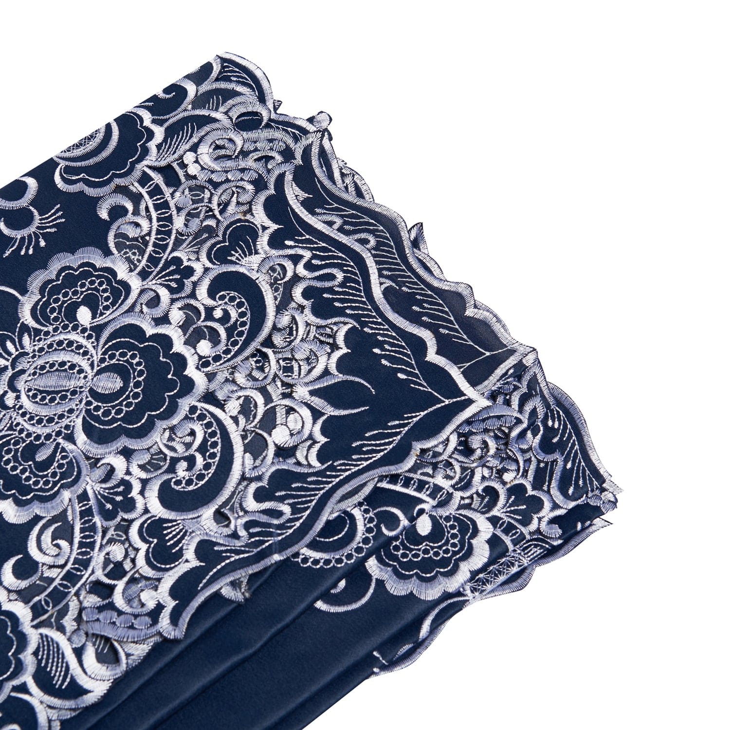 مفرش طاولة باراماونت ساتان أزرق داكن مطرز باللون الأبيض