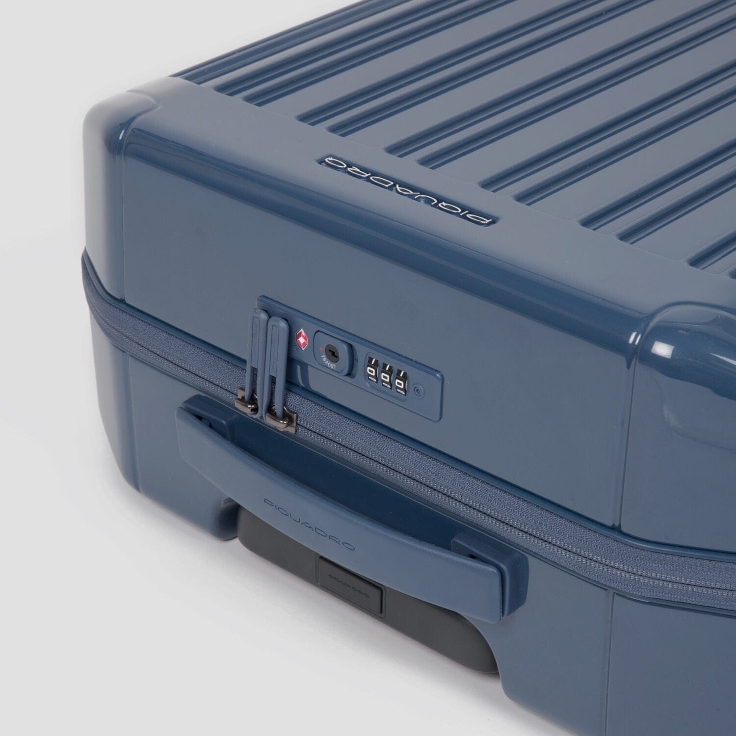 حقيبة بيكوادرو بي كيو لايت فائقة النحافة، 55 سم، حقيبة صلبة بأربع عجلات مزدوجة، لون أزرق مطفي - Bv4425Pql/Bluo