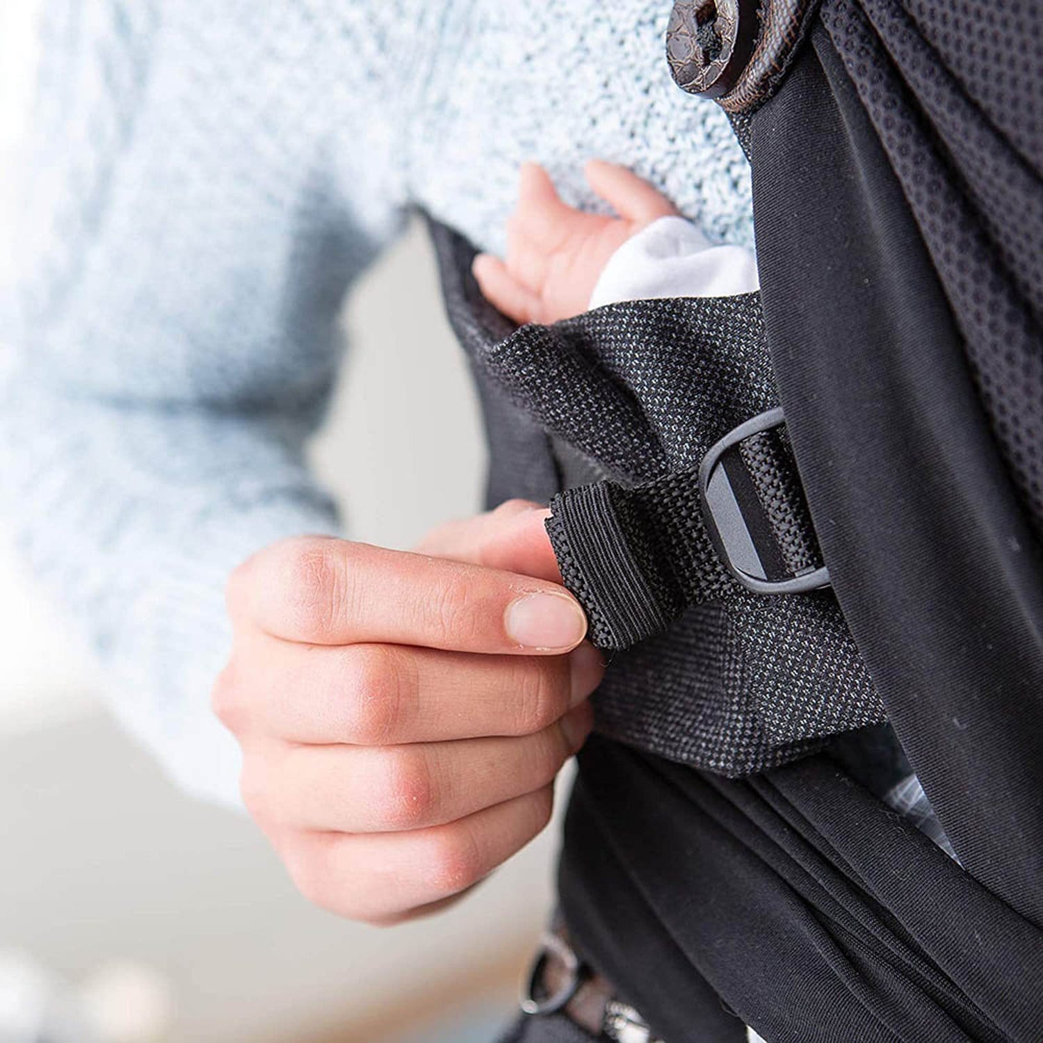 مقعد سيارة شيكو بوبي أدجست كومفي فيت بيبي كار بلون فحمي