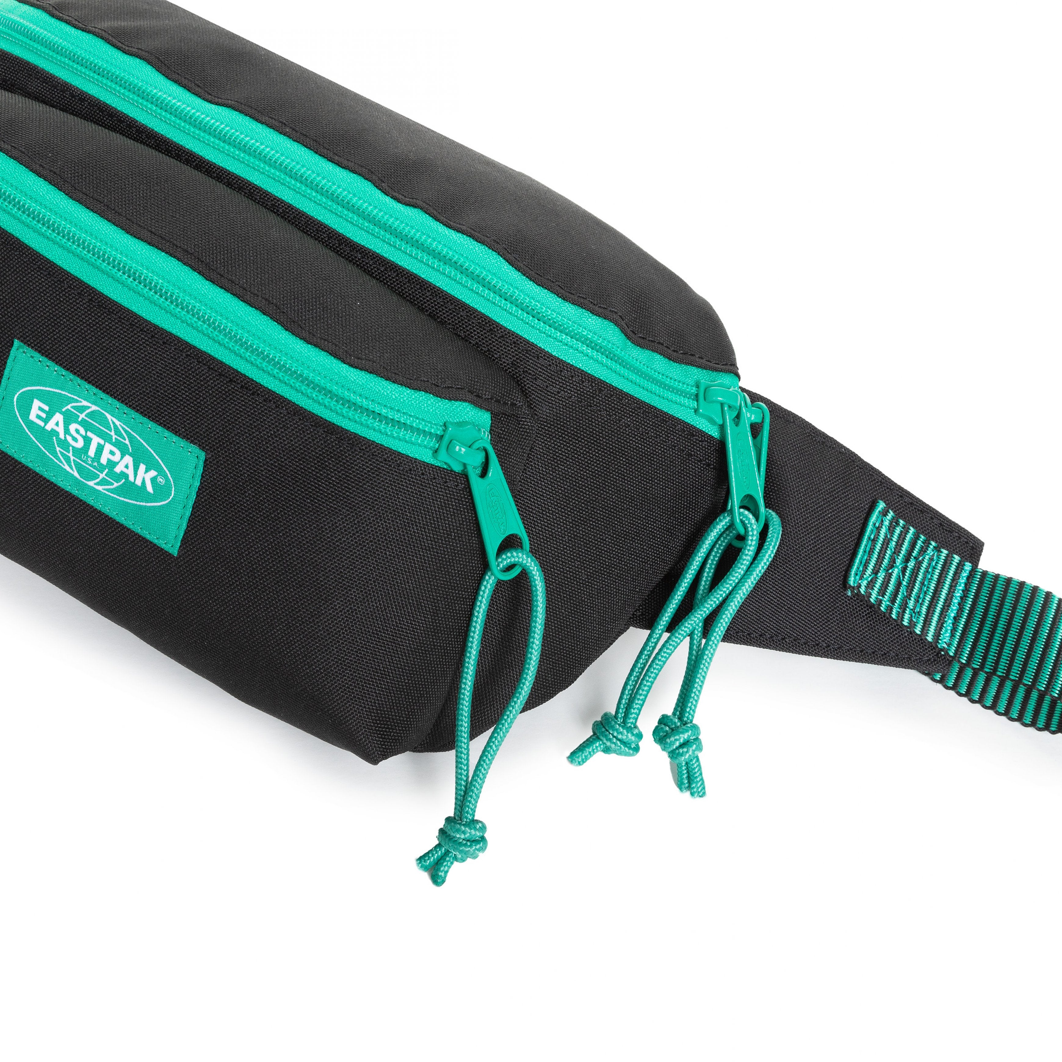 حقيبة خصر متوسطة الحجم من Eastpak Doggy Bag بلون أسود وخطوط متباينة - EK0000739J41