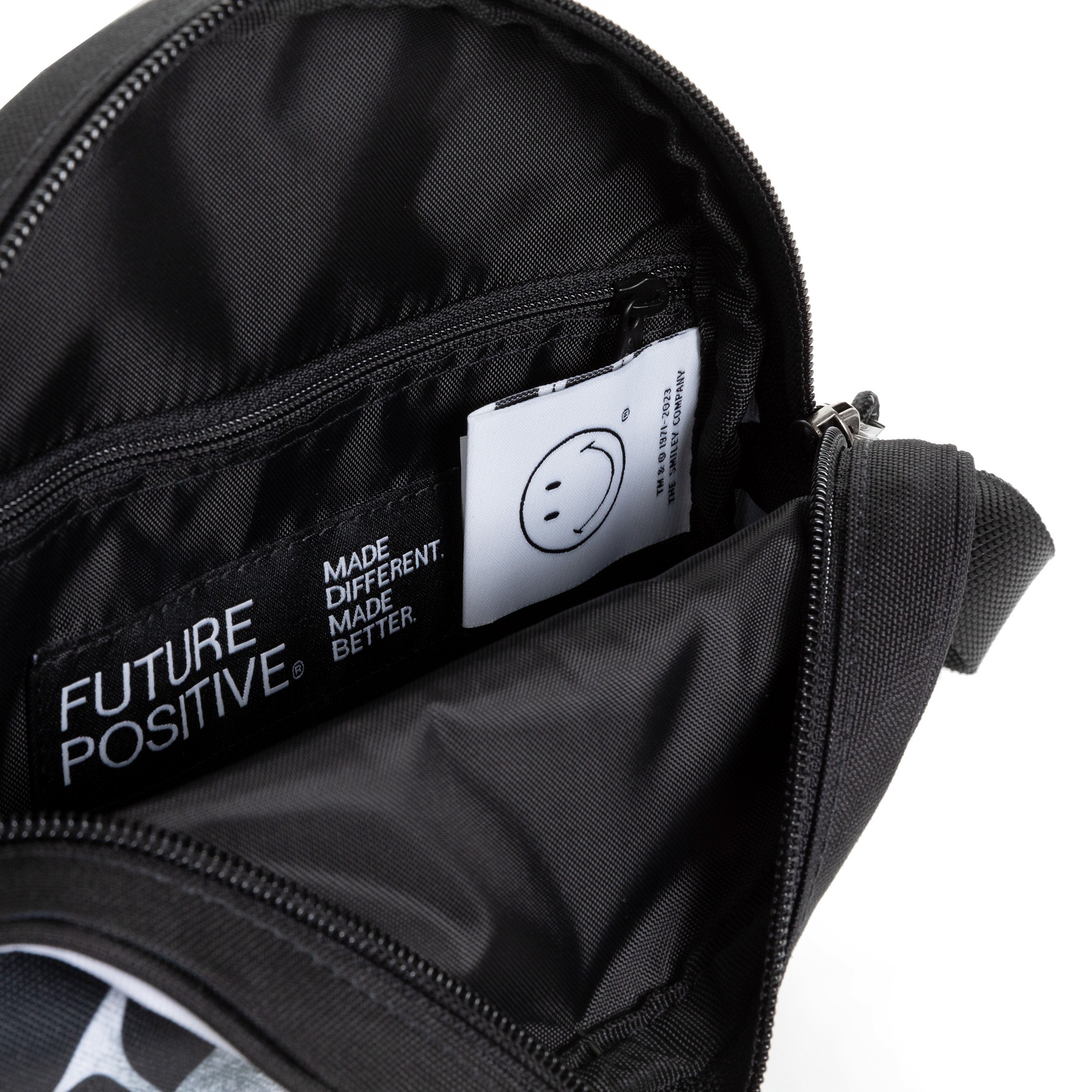 حقيبة كروس صغيرة من إيست باك آدا سمايلي واي واي - EK00073D5K41