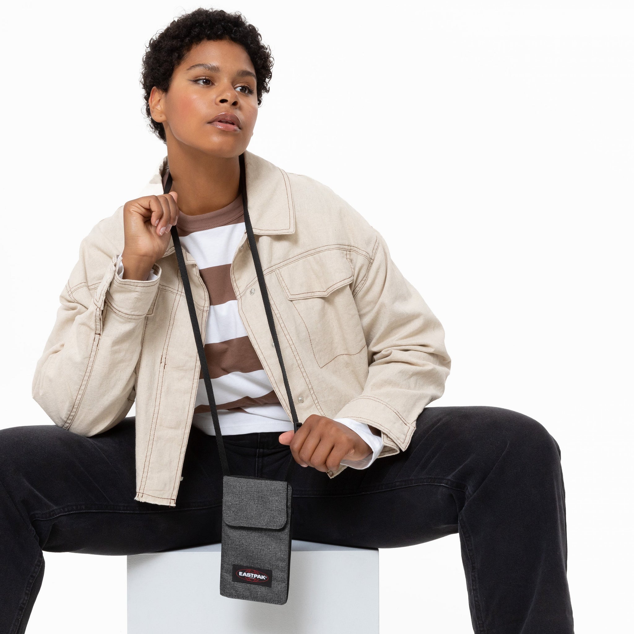 حقيبة دالر صغيرة من إيست باك، مصنوعة من قماش الدنيم الأسود، بتصميم كروس بودي - EK0A5BE777H1