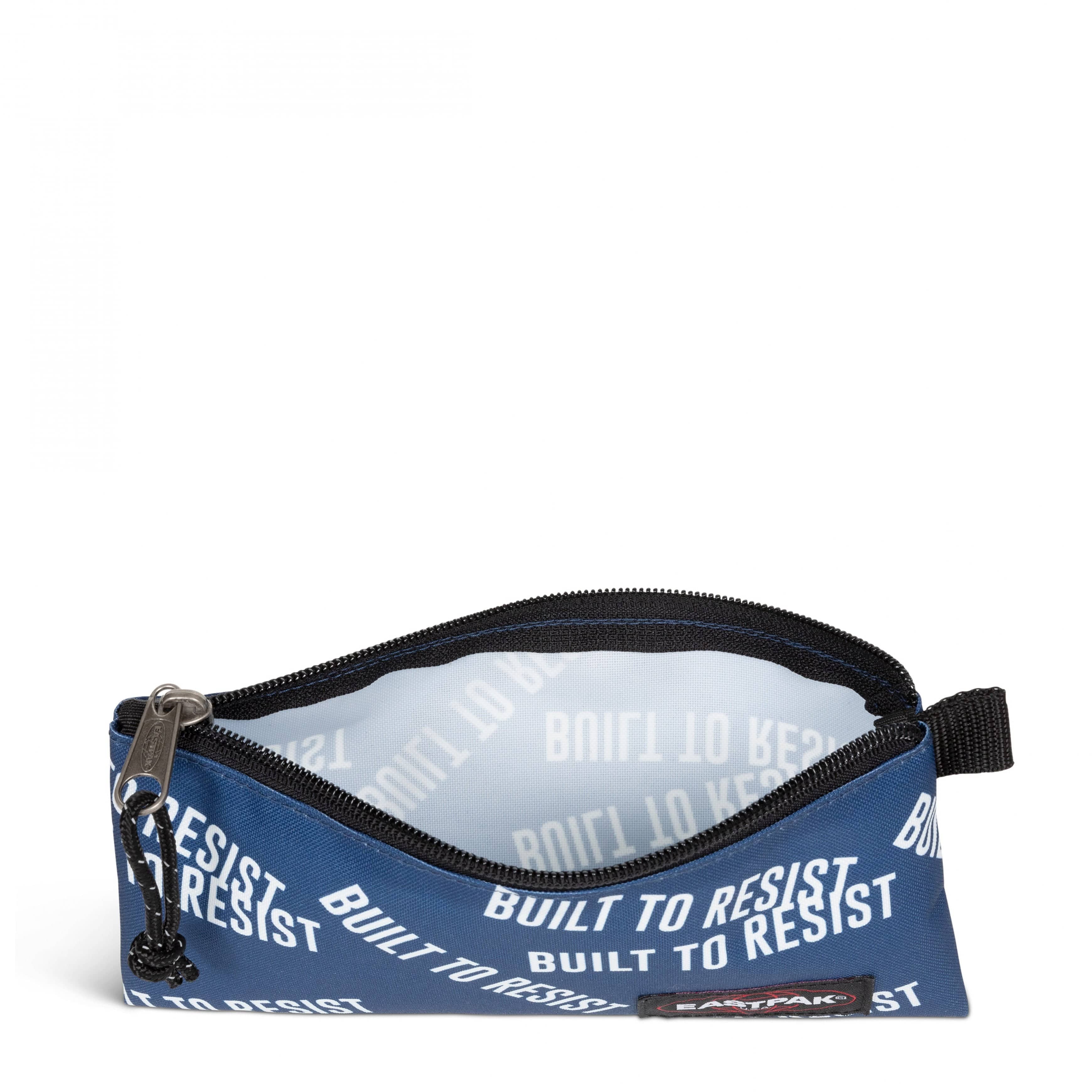 حقيبة إيست باك المسطحة بولد بي تي آر متوسطة الحجم باللون الأزرق البحري - EK0A5BFG7D4