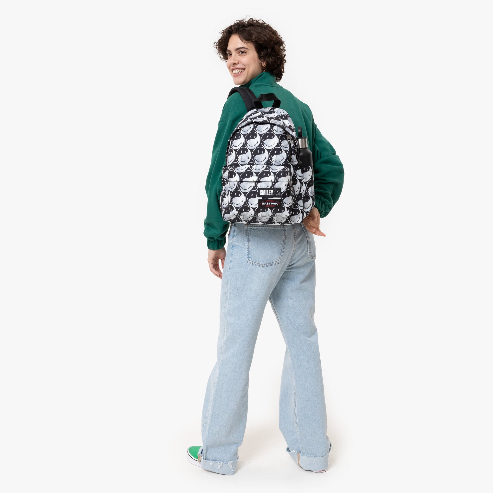 حقيبة ظهر إيست باك داي باك إس سمايلي واي واي صغيرة سوداء - EK0A5BG55K21