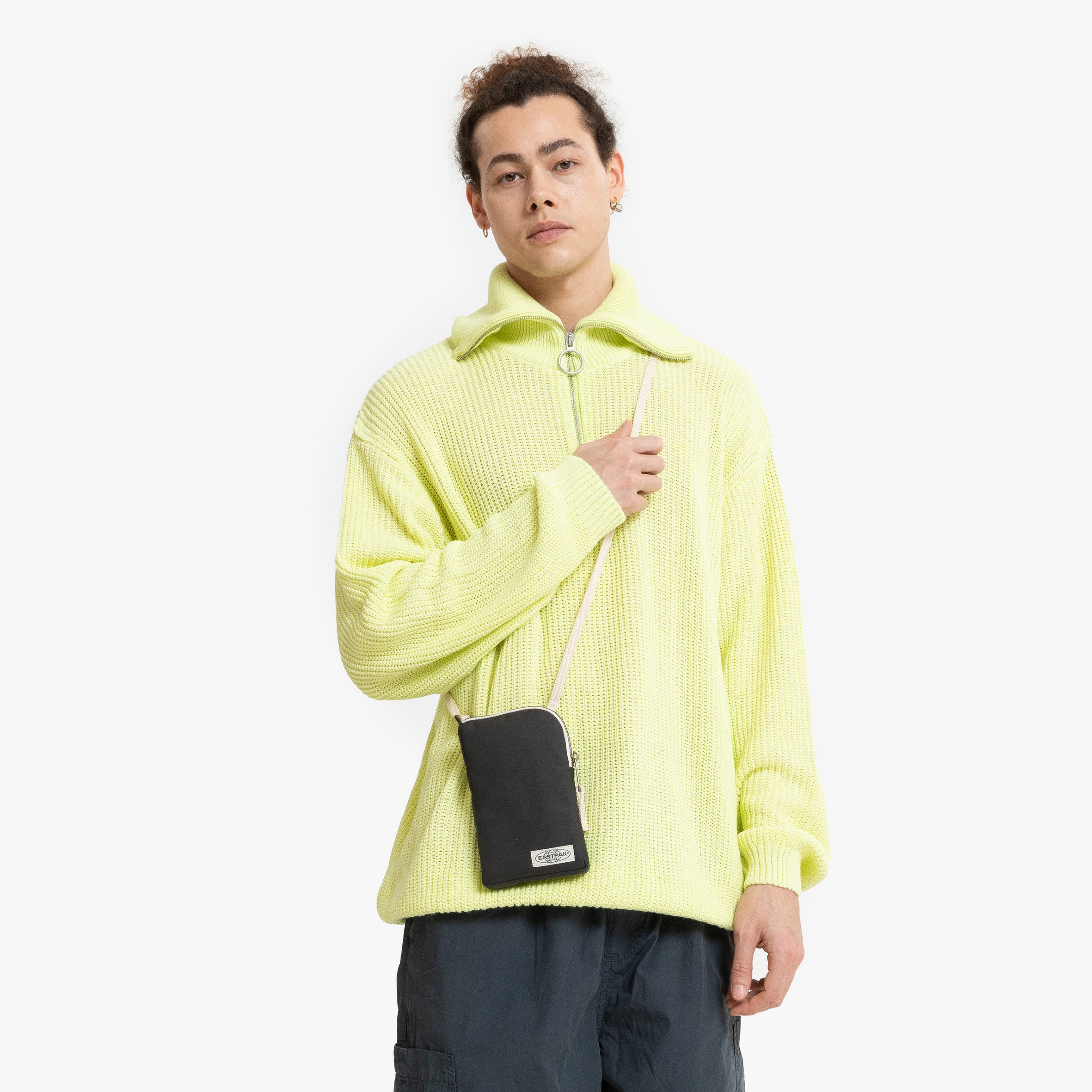 حقيبة إيست باك أب باوتش سوداء صغيرة محببة - EK0A5BGE9E81