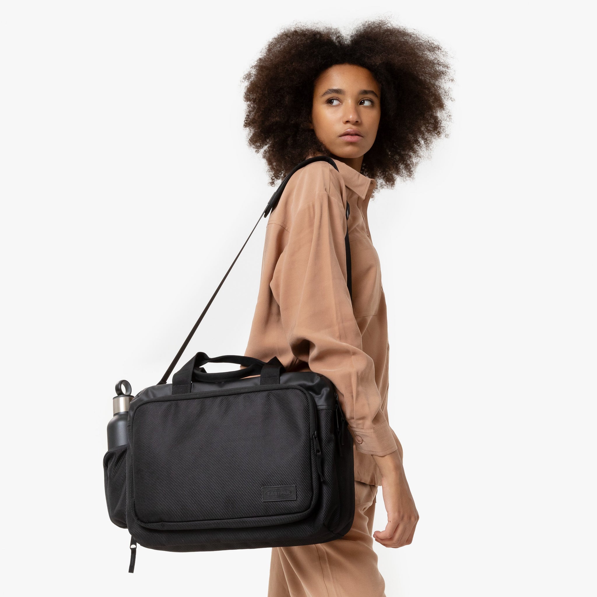 حقيبة كمبيوتر محمول إيستباك شيلدان سي إن إن سي كوت متوسطة الحجم - EK0A5BHT80W1