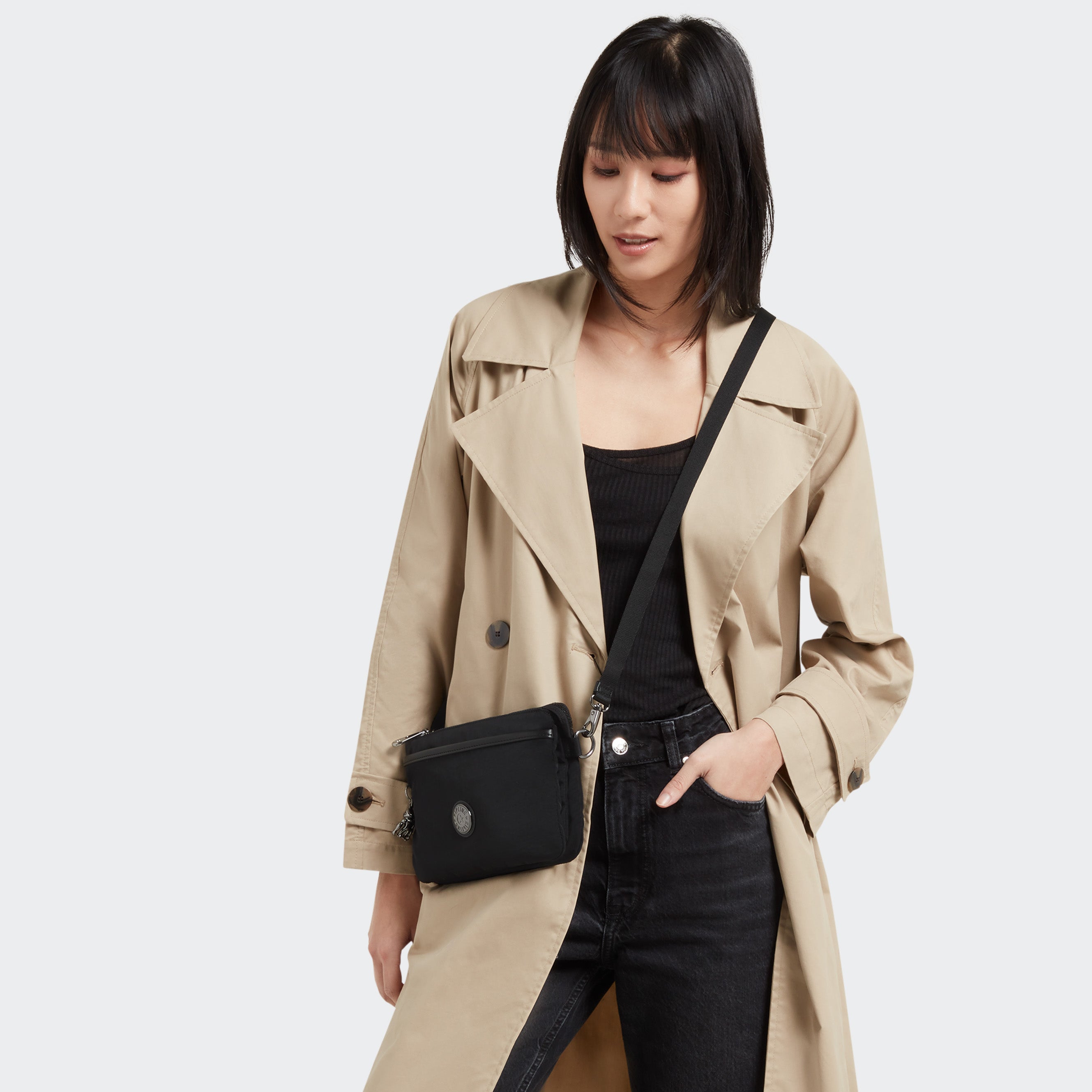 حقيبة كيبلينج ريري إندلس سوداء كبيرة مع حزام كروس بودي C2I7679-TB4