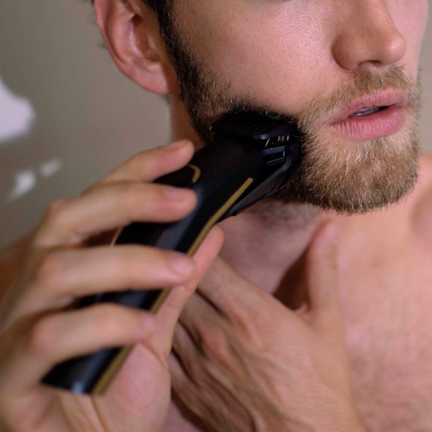 ماكينات تشذيب وتقليم الشعر من BaByliss مصنوعة من التيتانيوم والكربون