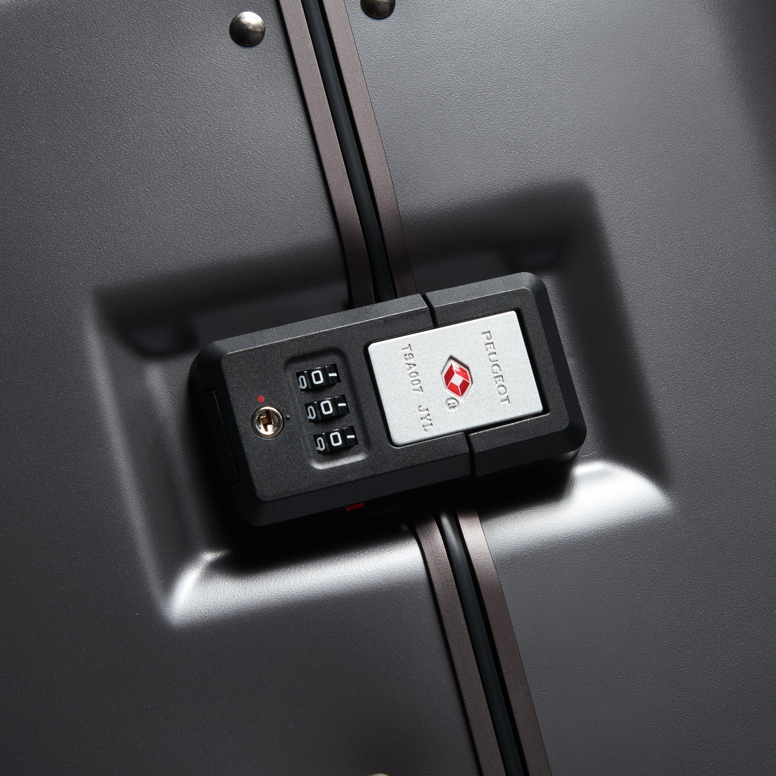 عربة بيجو فوياجيز ترافل 73 سم صلبة بأربع عجلات مزدوجة لتسجيل الوصول وصندوق الأمتعة