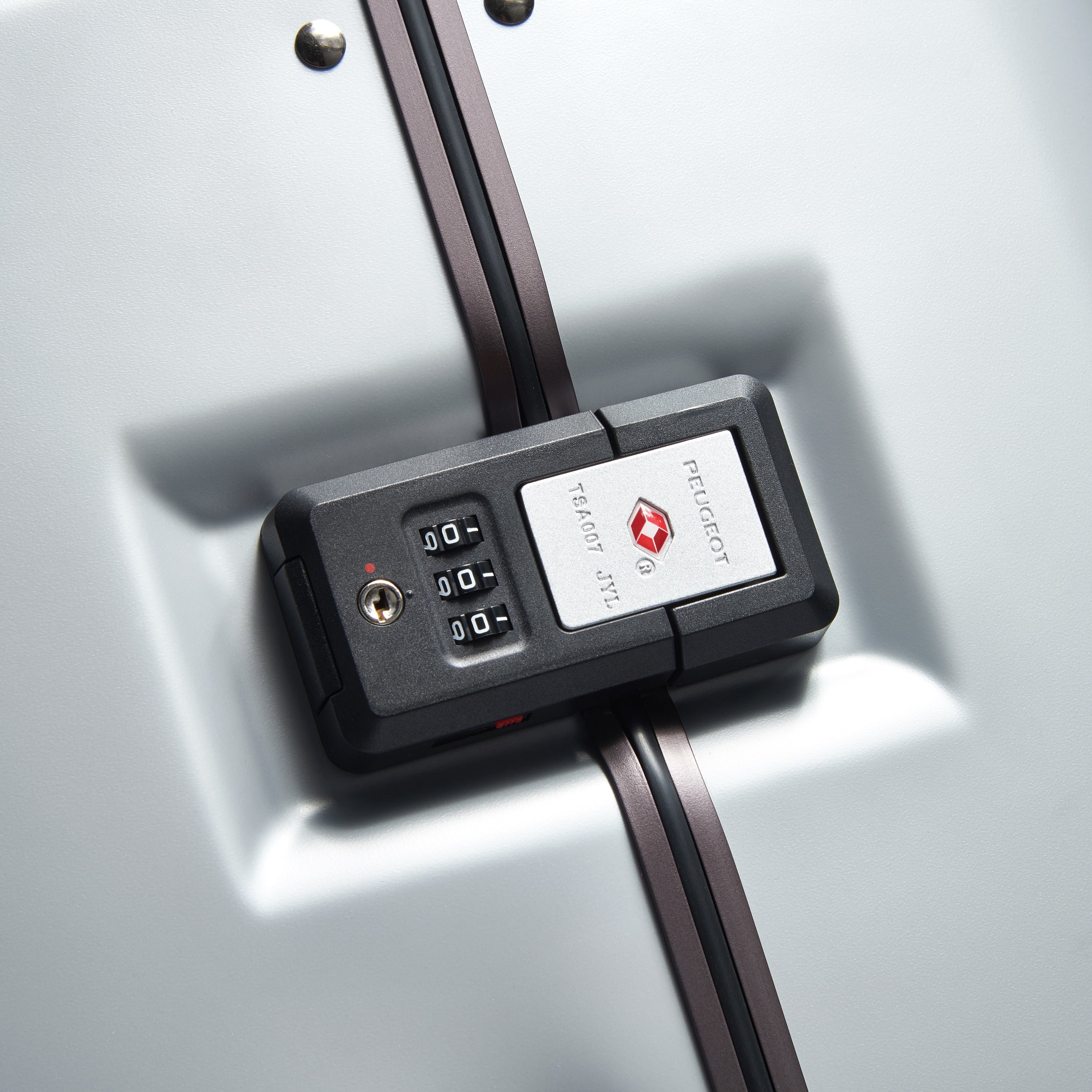 عربة بيجو فوياجيز ترافل 73 سم صلبة بأربع عجلات مزدوجة لتسجيل الوصول وصندوق الأمتعة