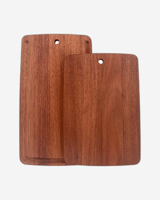 طقم ألواح شواء ترامونتينا مصنوع من خشب جاتوبا، مطلي بالجير ومغطى بالزيت. اللوح الأول: 340 × 190 × 18 مم. اللوح الثاني: 280 × 190 × 18 مم.